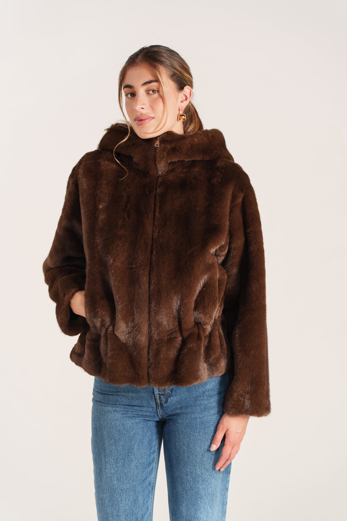 LAURINE veste courte fausse fourrure poil ras capuche choco femme - Escandelle Paris (portrait)
#couleur_choco