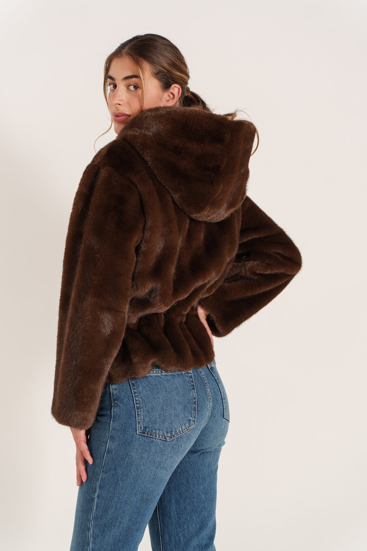 LAURINE veste courte fausse fourrure poil ras capuche choco femme - Escandelle Paris (dos)
#couleur_choco