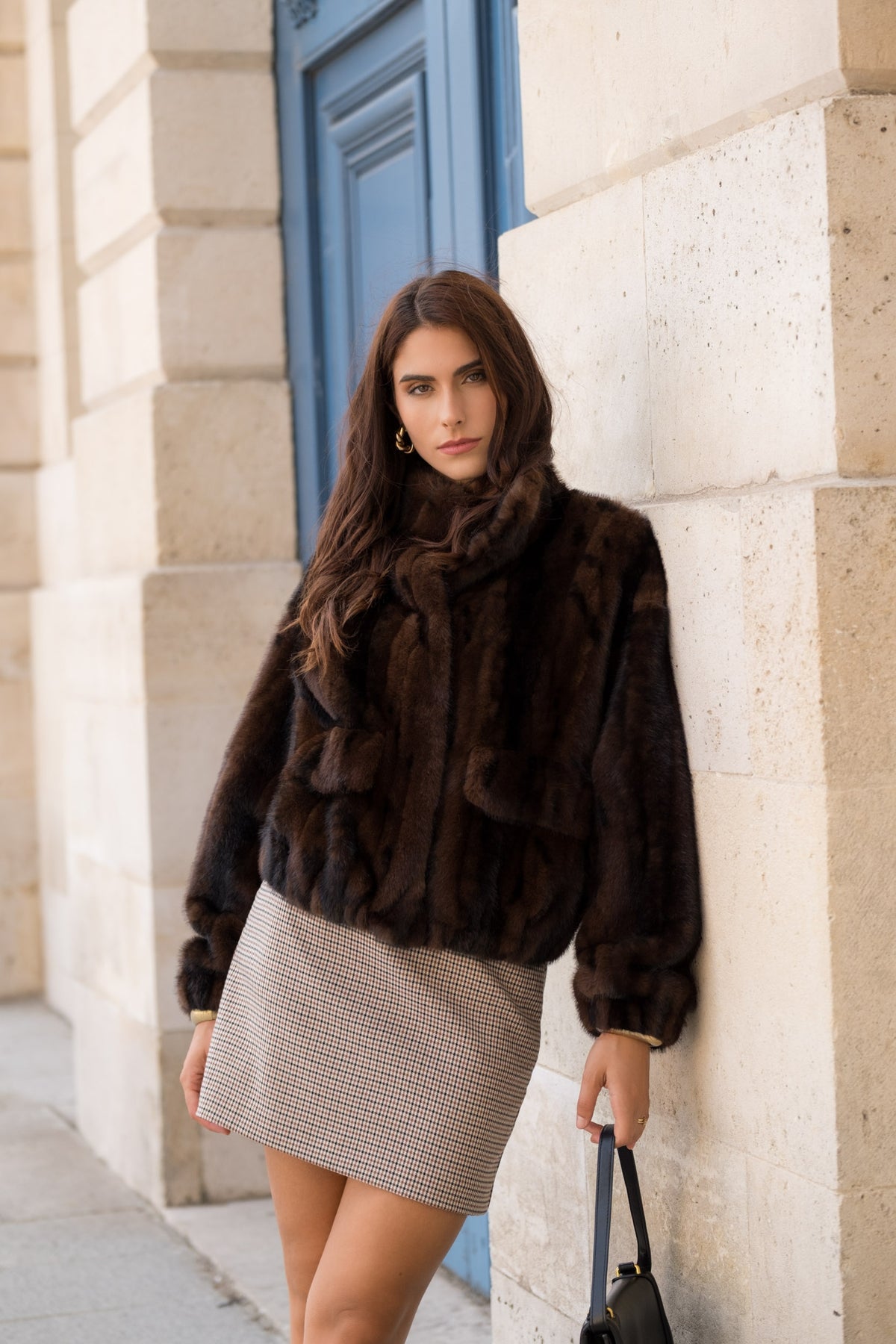 MELISANDE manteau court fausse fourrure rayures col montant choco femme - Escandelle Paris (silhouette lifestyle)
#couleur_choco