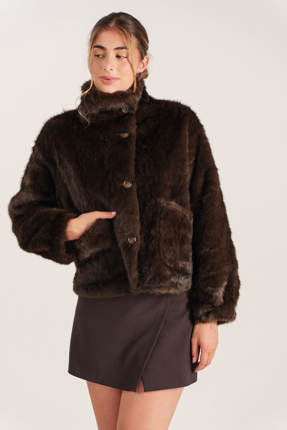 ROXANNE veste courte fausse fourrure col chemise boutonnée choco femme - Escandelle Paris (portrait)
#couleur_choco
