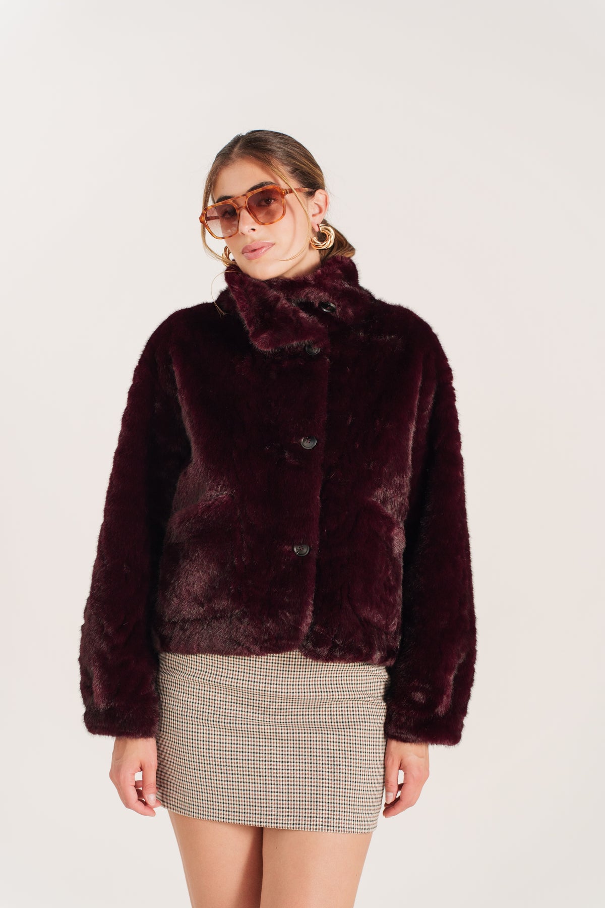 ROXANNE veste courte fausse fourrure col chemise boutonnée bordeaux femme - Escandelle Paris (portrait)
#couleur_bordeaux
