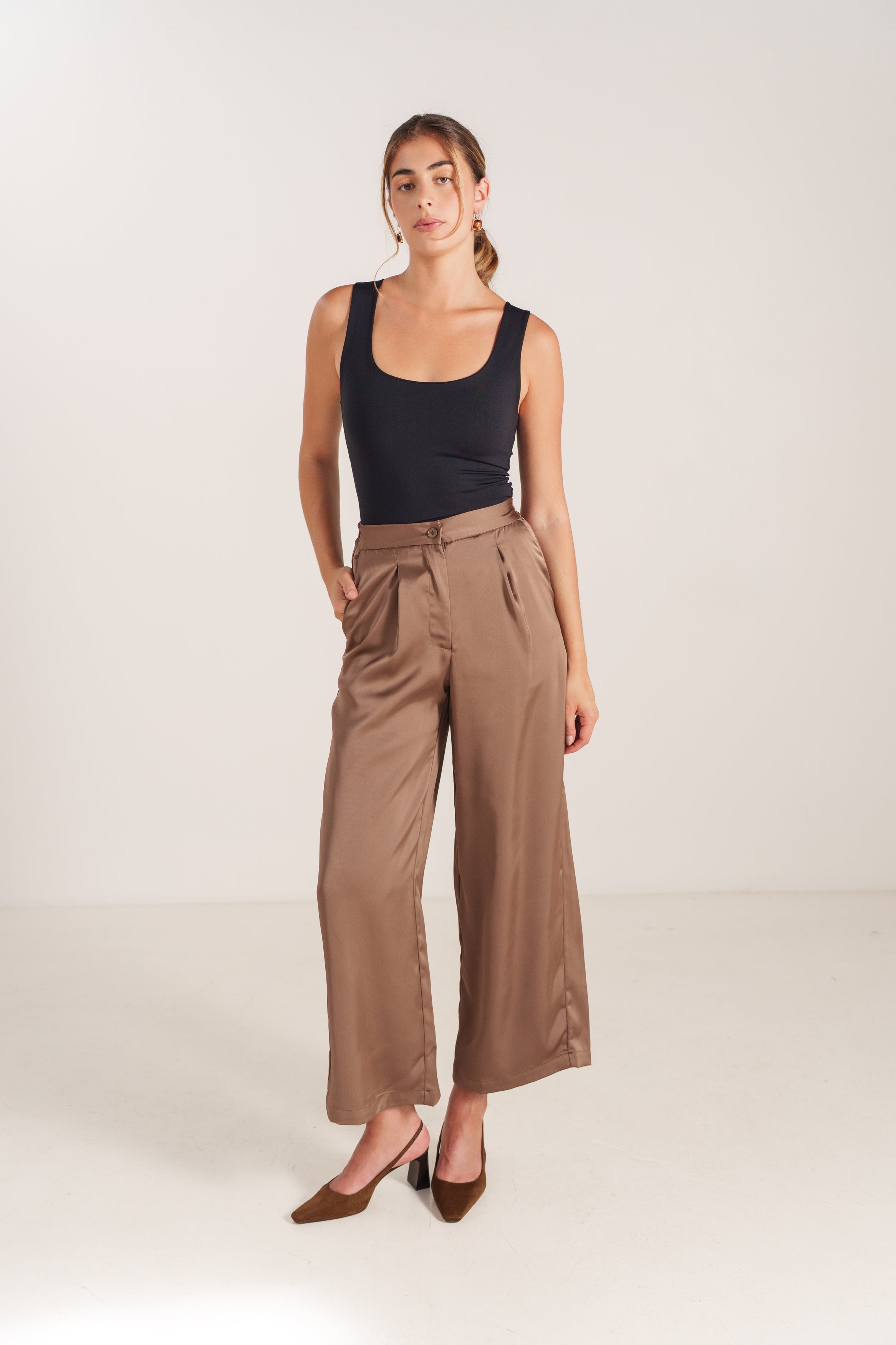 JULIANA pantalon large satin fluide poches choco femme - Escandelle Paris (silhouette entière)
#couleur_choco