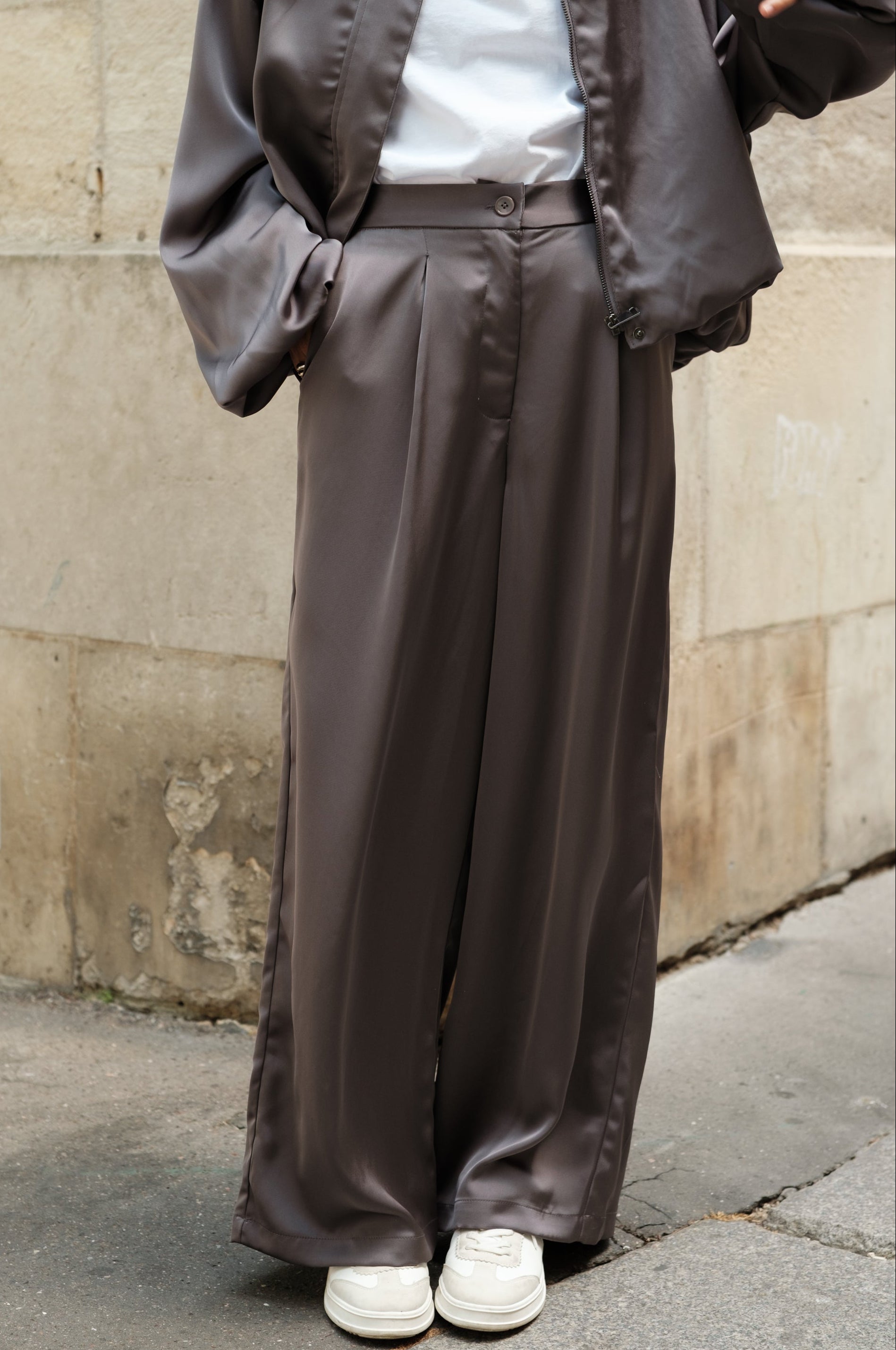 JULIANA pantalon large satin fluide poches gris femme - Escandelle Paris (portrait)
#couleur_gris