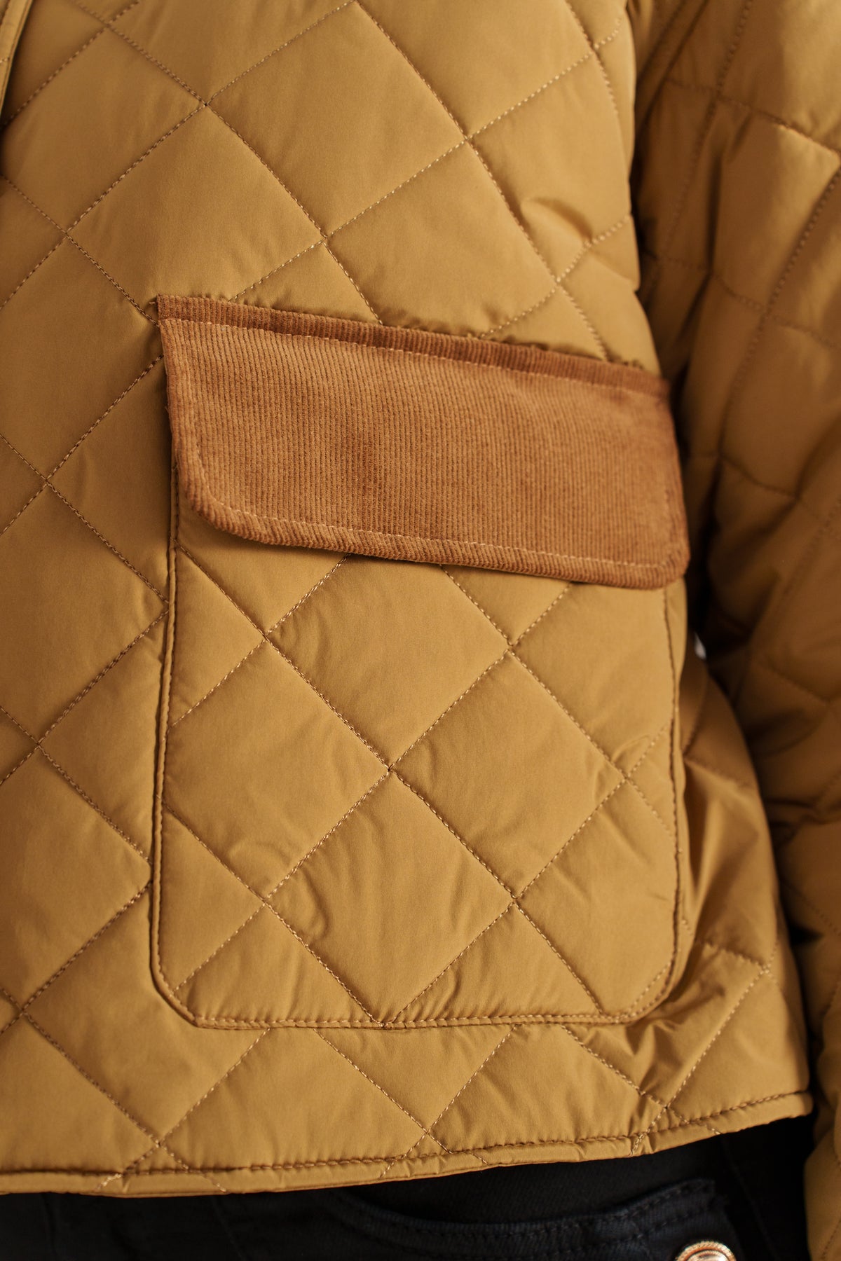 LIANNE blouson court matelassé col velours côtelé camel femme - Escandelle Paris (gros plan finitions)
#couleur_camel