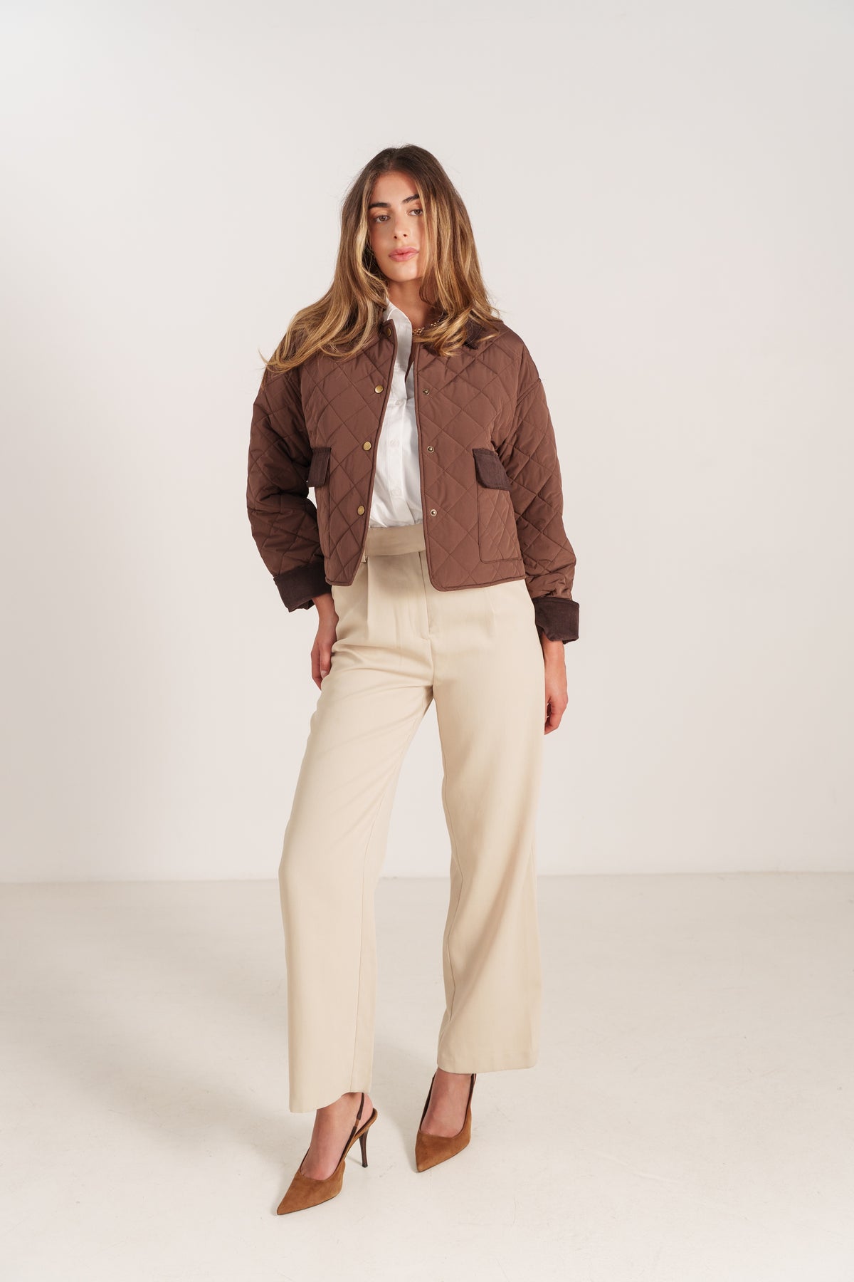 LIANNE blouson court matelassé col velours côtelé choco femme - Escandelle Paris (silhouette entière)
#couleur_choco
