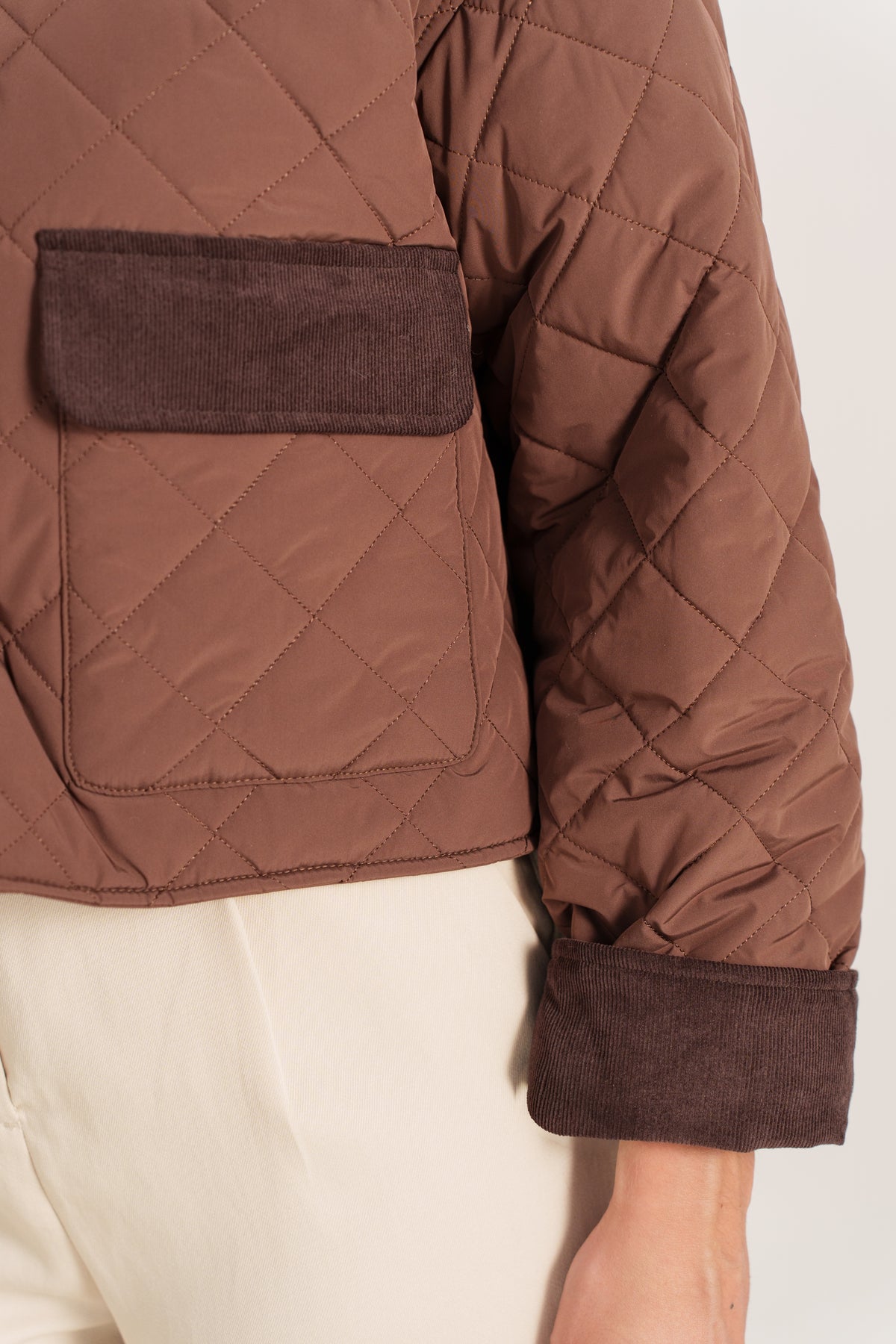 LIANNE blouson court matelassé col velours côtelé choco femme - Escandelle Paris (gros plan détails matière)
#couleur_choco