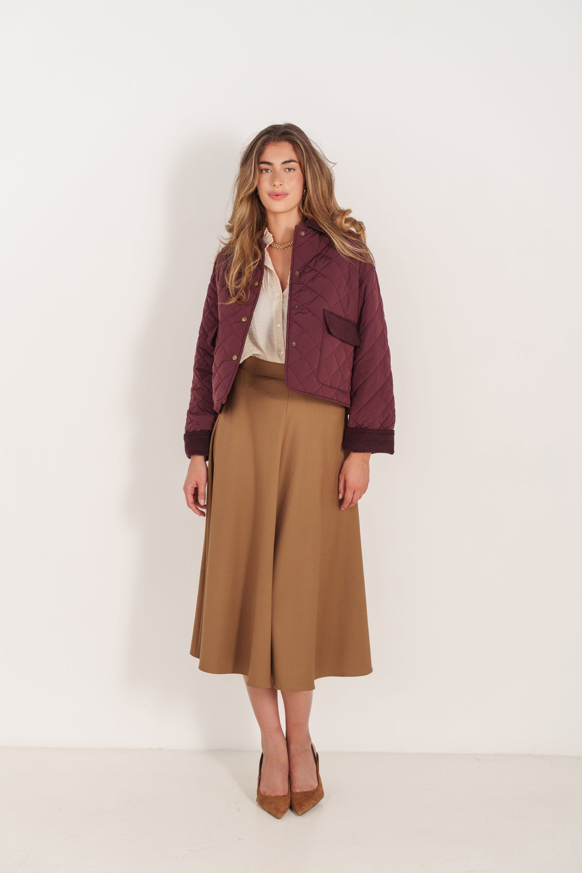 LIANNE blouson court matelassé col velours côtelé bordeaux femme - Escandelle Paris (silhouette entière)
#couleur_bordeaux