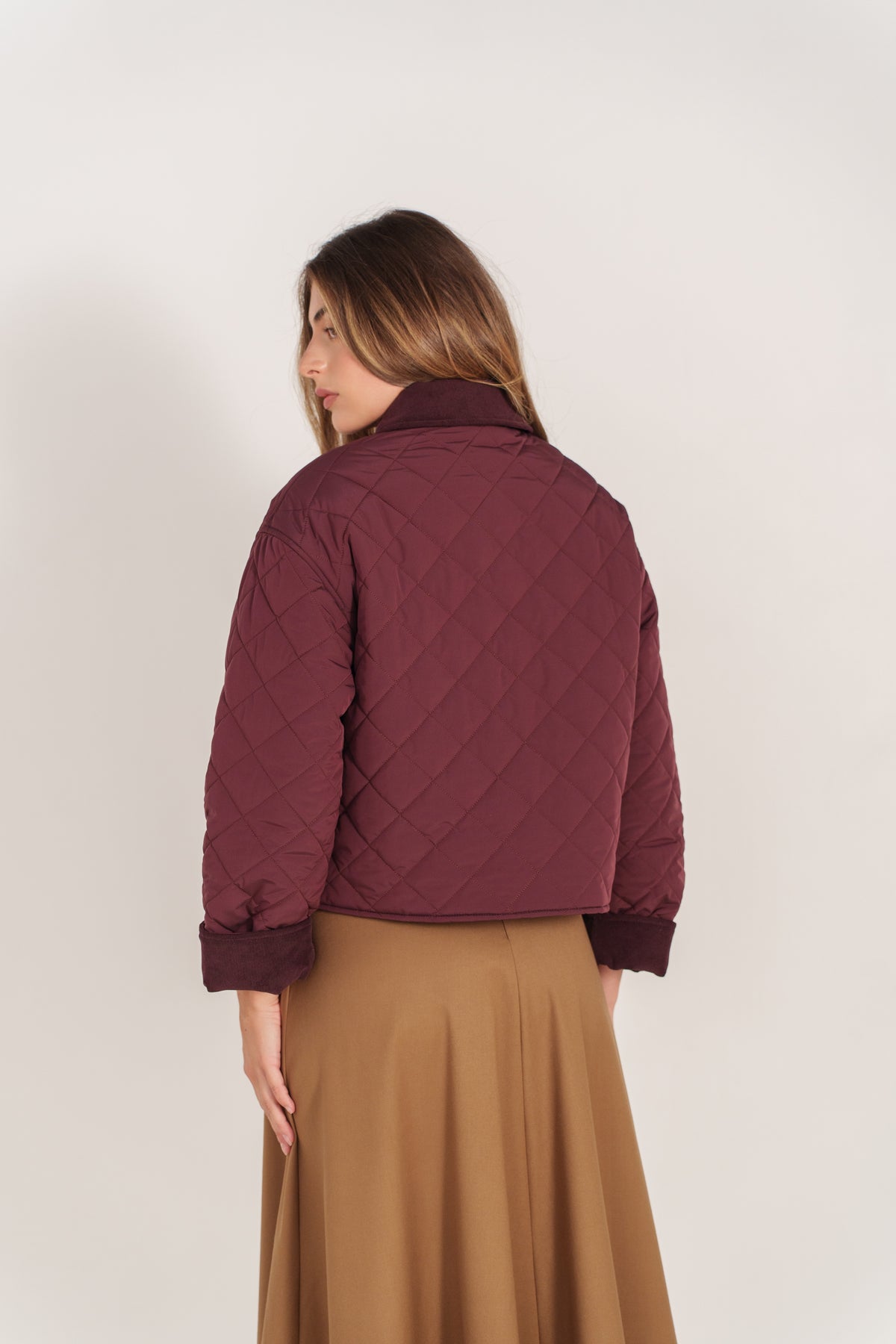 LIANNE blouson court matelassé col velours côtelé bordeaux femme - Escandelle Paris (dos)
#couleur_bordeaux