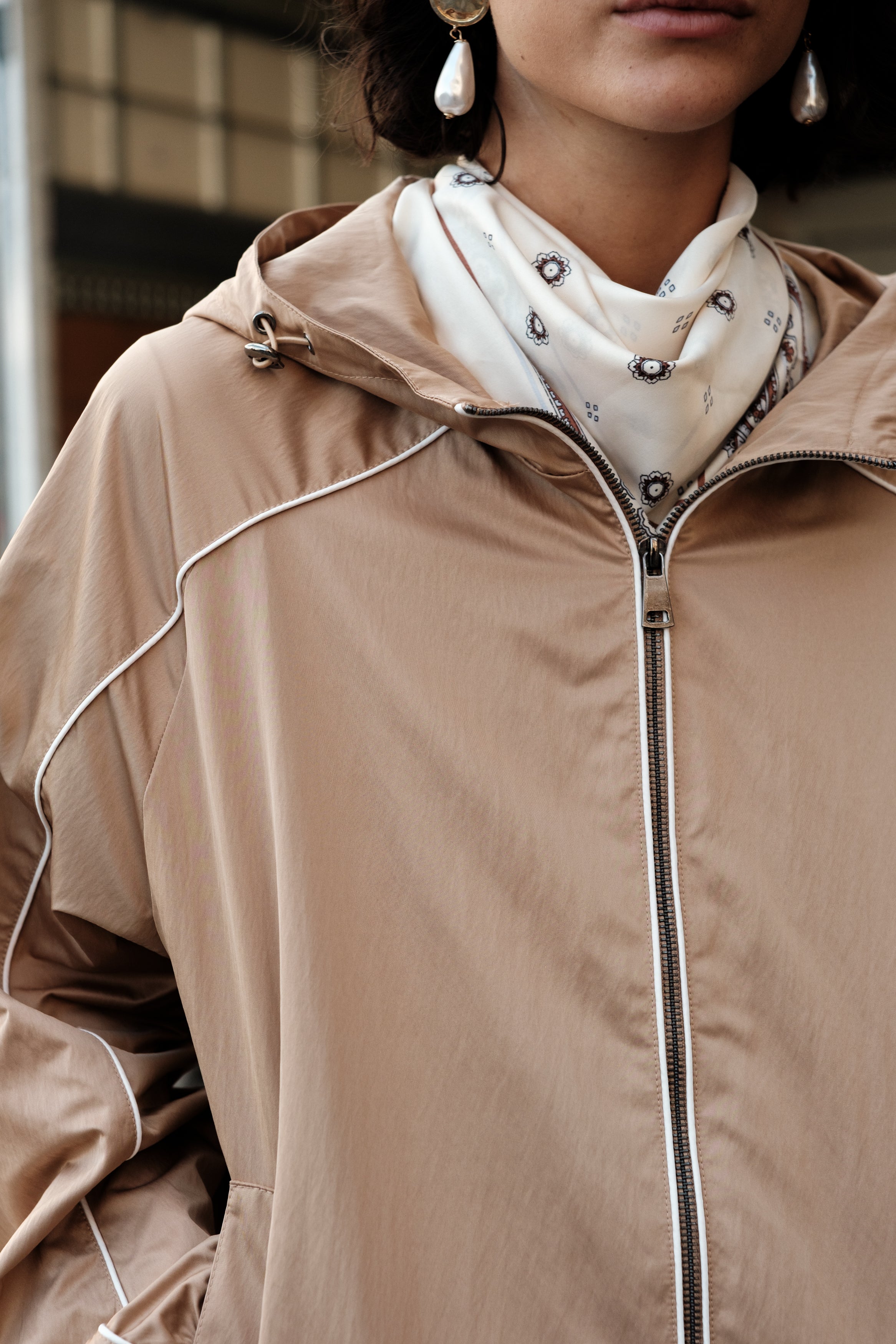 MARIANE blouson bomber court sportswear uni beige femme - Escandelle Paris (gros plan détails matière)
#couleur_beige