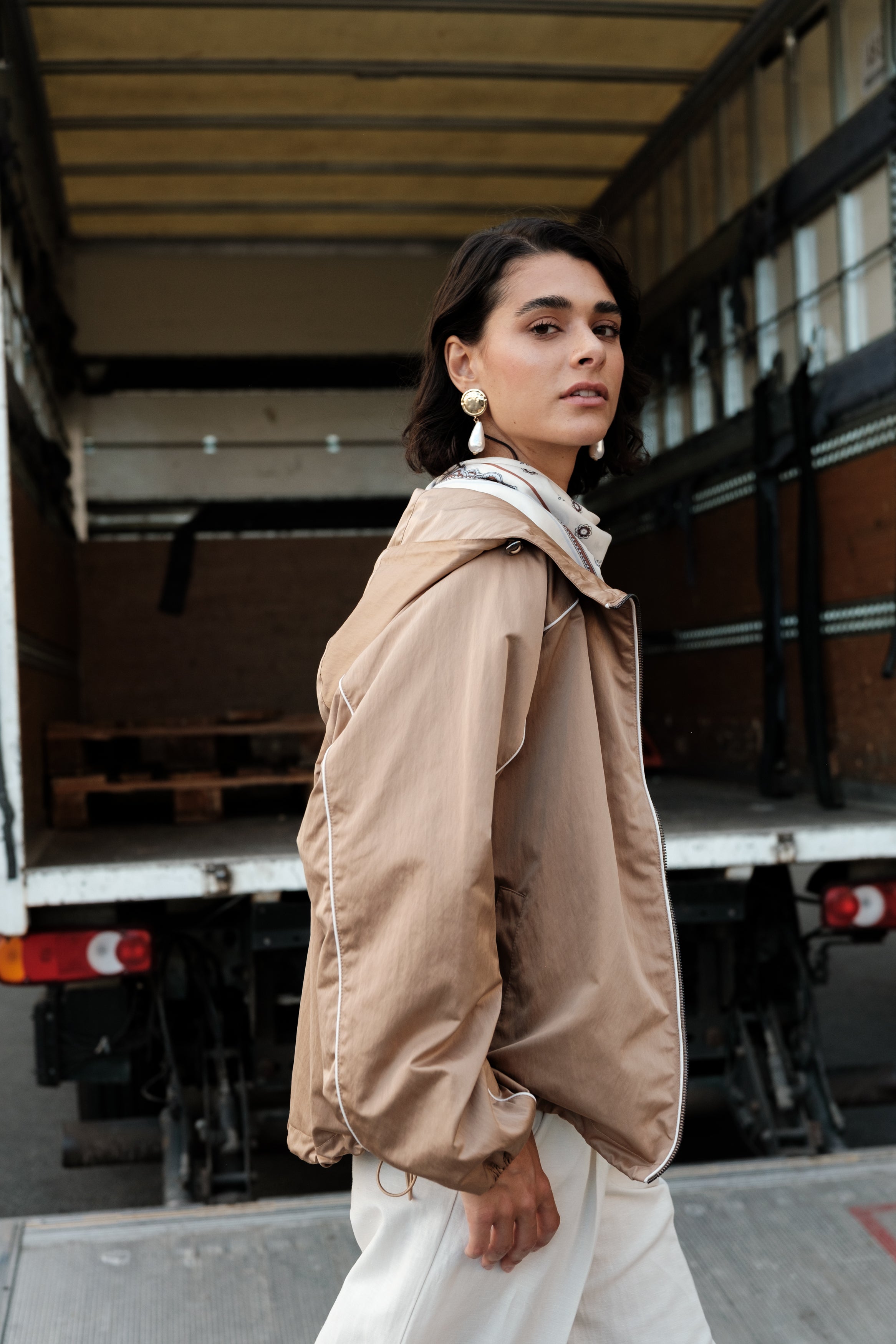 MARIANE blouson bomber court sportswear uni beige femme - Escandelle Paris (profil gauche)
#couleur_beige