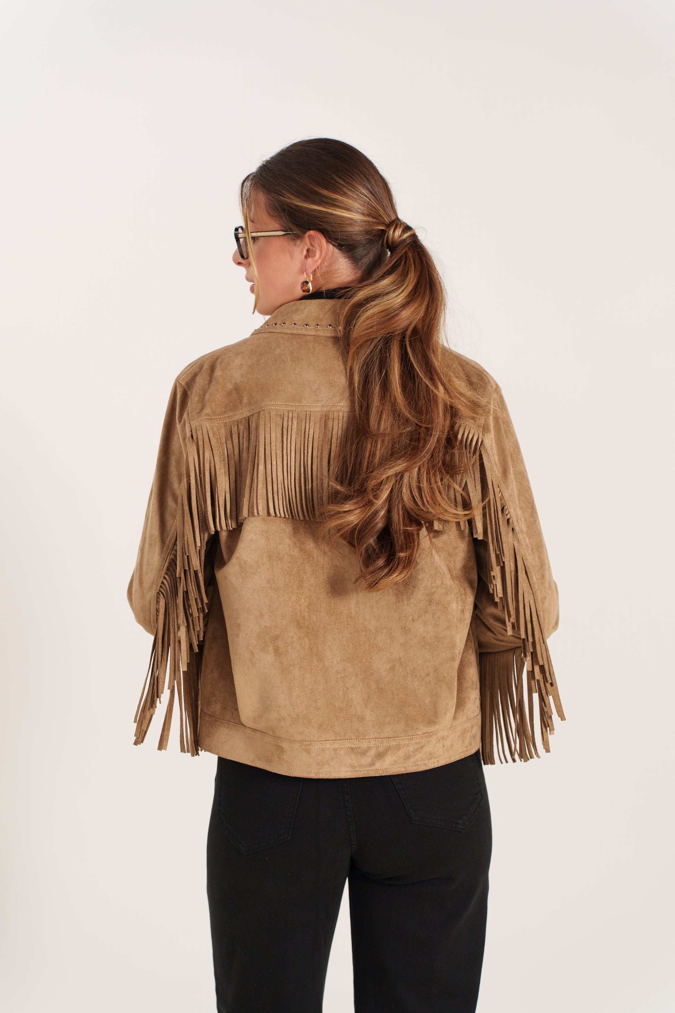 ISOLINE veste courte suédine franges western taupe femme - Escandelle Paris (gros plan détails matière)
#couleur_taupe