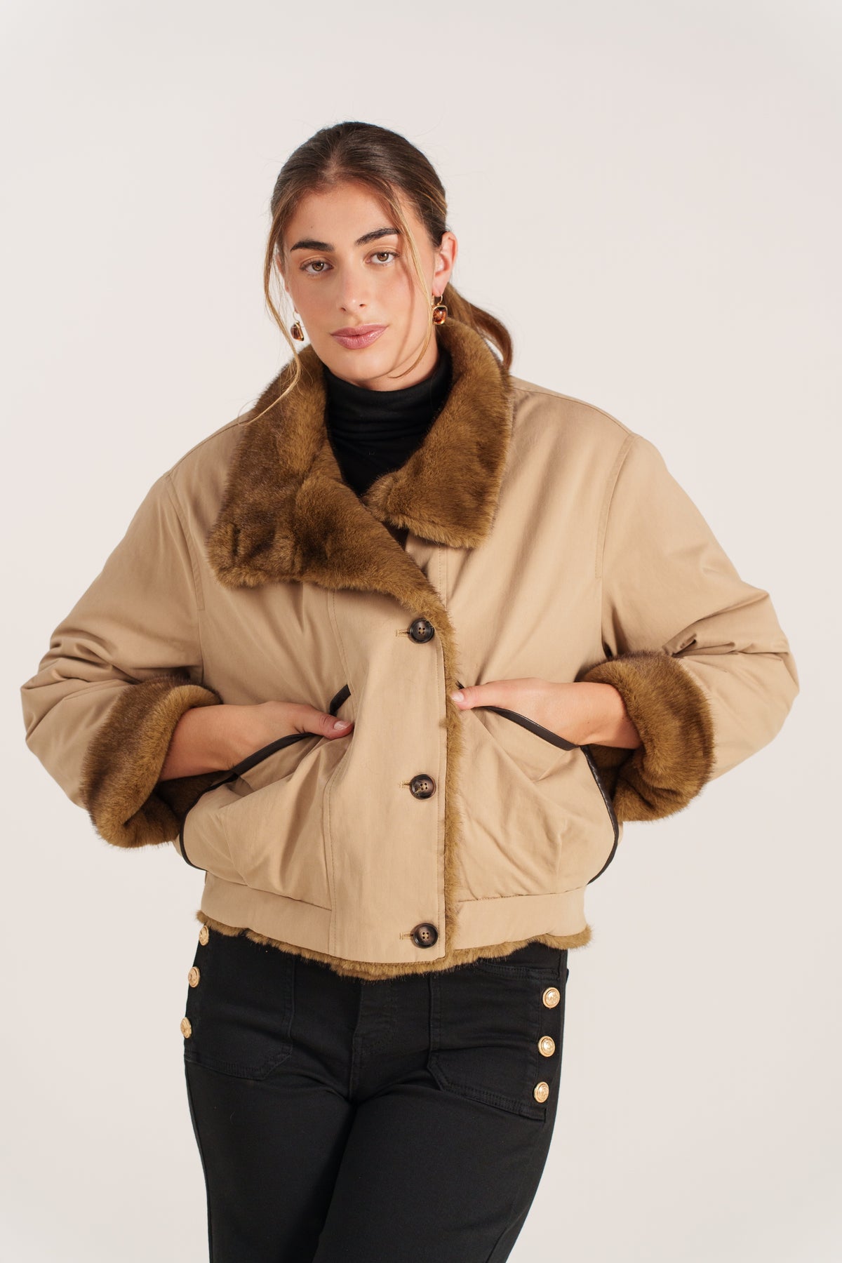 ROSABELLA veste courte coton col fausse fourrure amovible beige femme - Escandelle Paris (silhouette lifestyle)
#couleur_beige