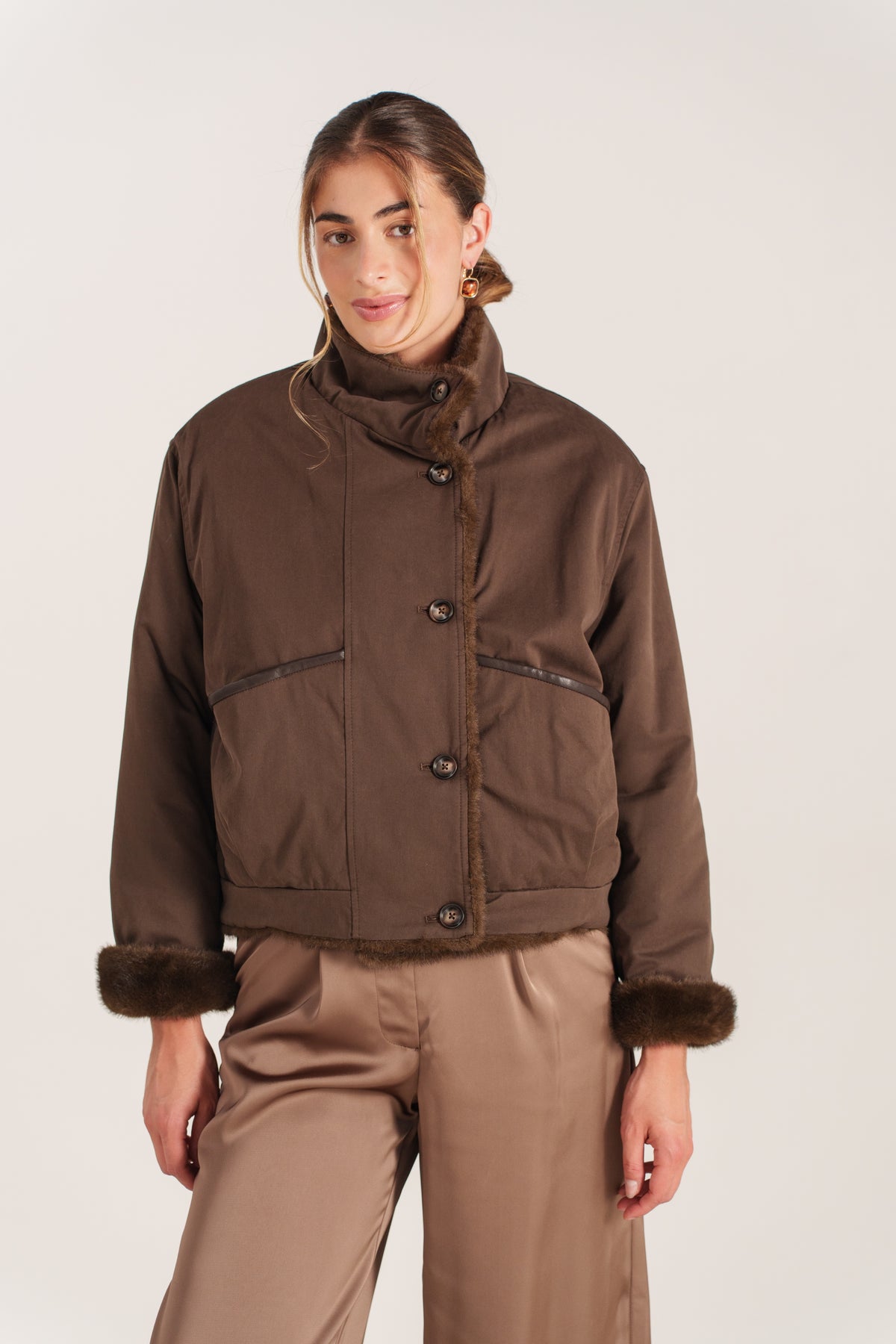 ROSABELLA veste courte coton col fausse fourrure amovible choco femme - Escandelle Paris (silhouette lifestyle)
#couleur_choco