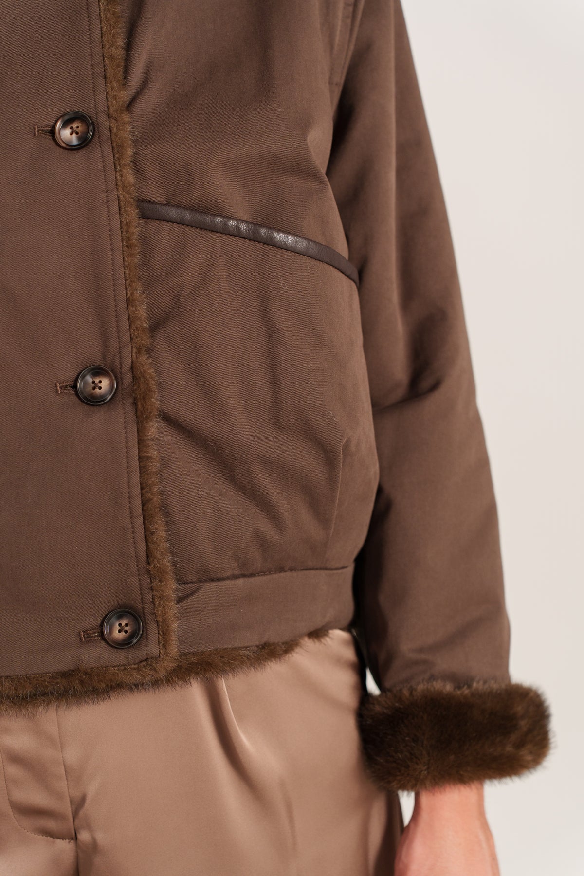 ROSABELLA veste courte coton col fausse fourrure amovible choco femme - Escandelle Paris (gros plan détails matière)
#couleur_choco