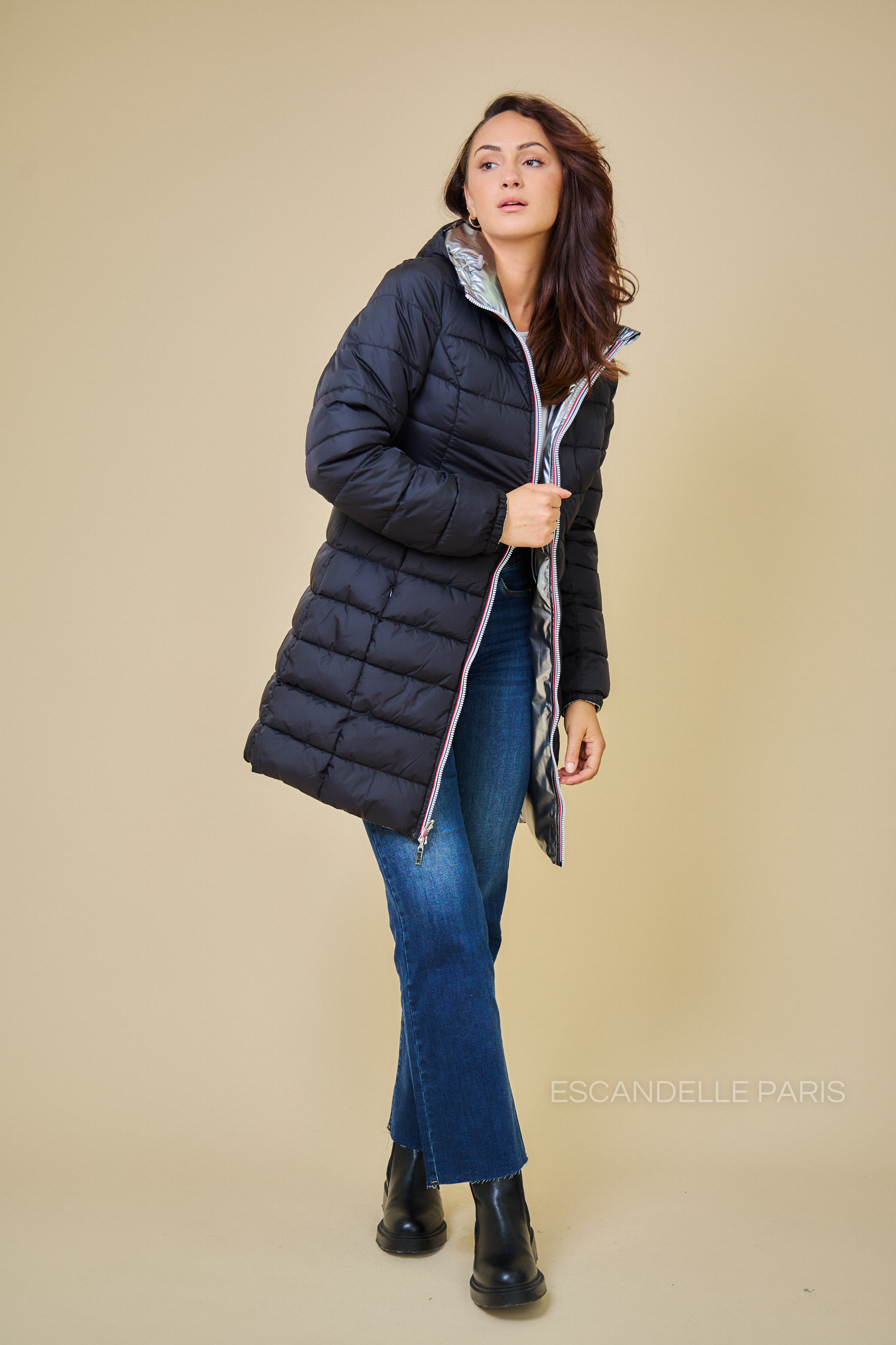 Doudoune SIXTINE Escandelle – doudoune longue femme argenté réversible coté noir, coupe droite et élégante.
#couleur_argent