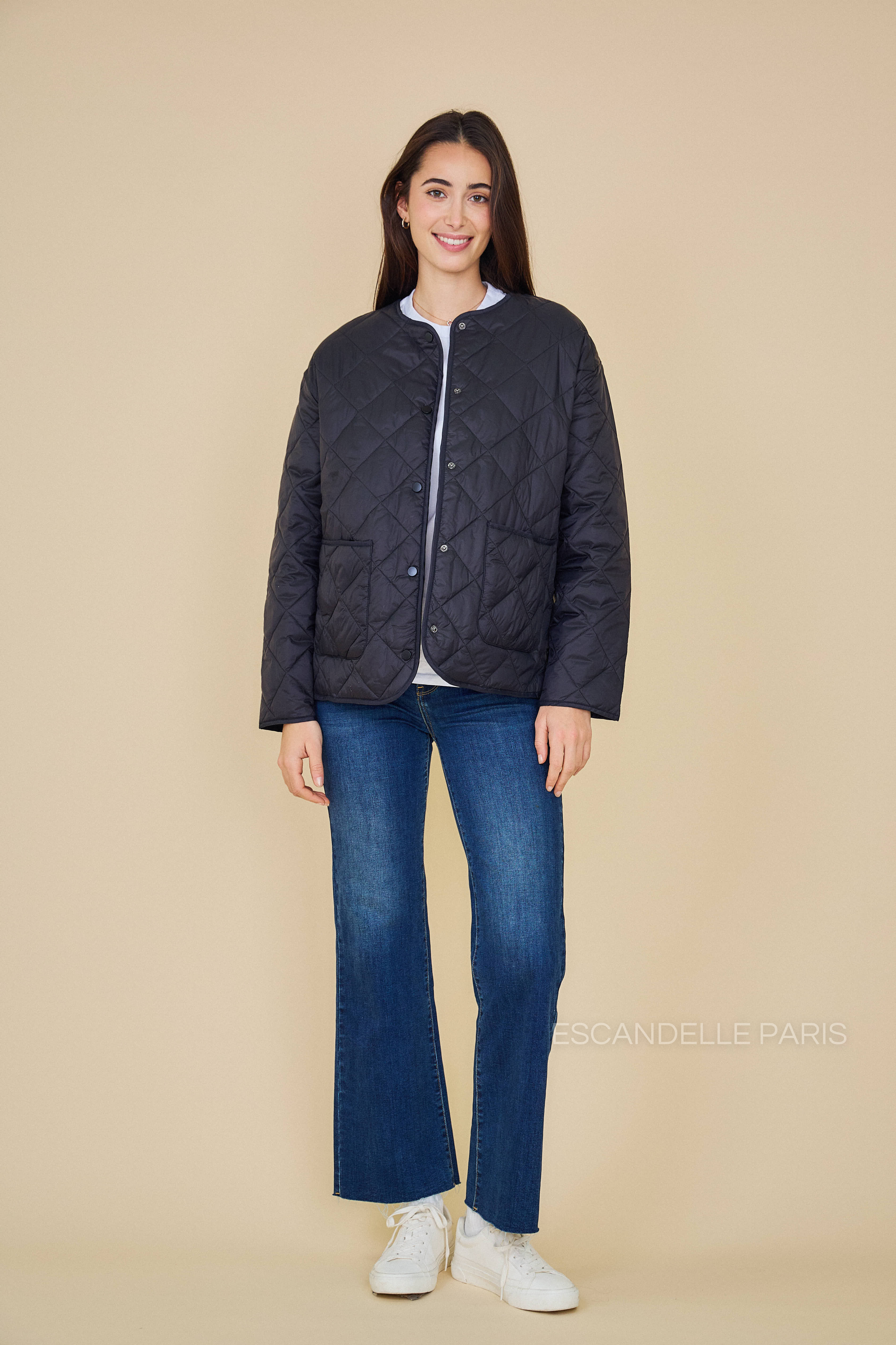 Veste matelassée noire VICTOIRE Escandelle – veste femme légère à col rond et surpiqûres losanges.
#couleur_noir