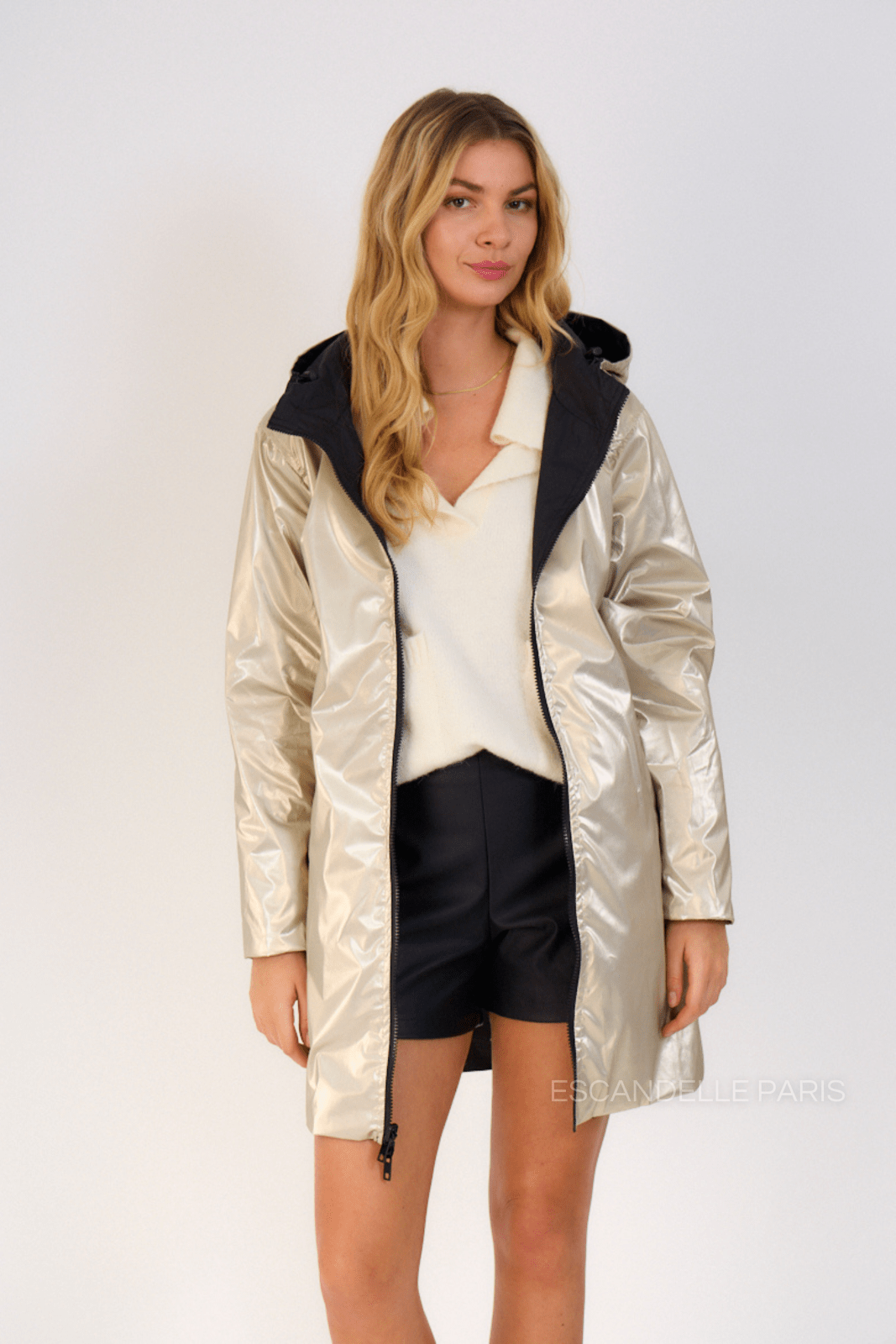 JUNE - Parka Noir - Escandelle (Vue de face - portrait - côté réversible imperméable doré)
#couleur_noir