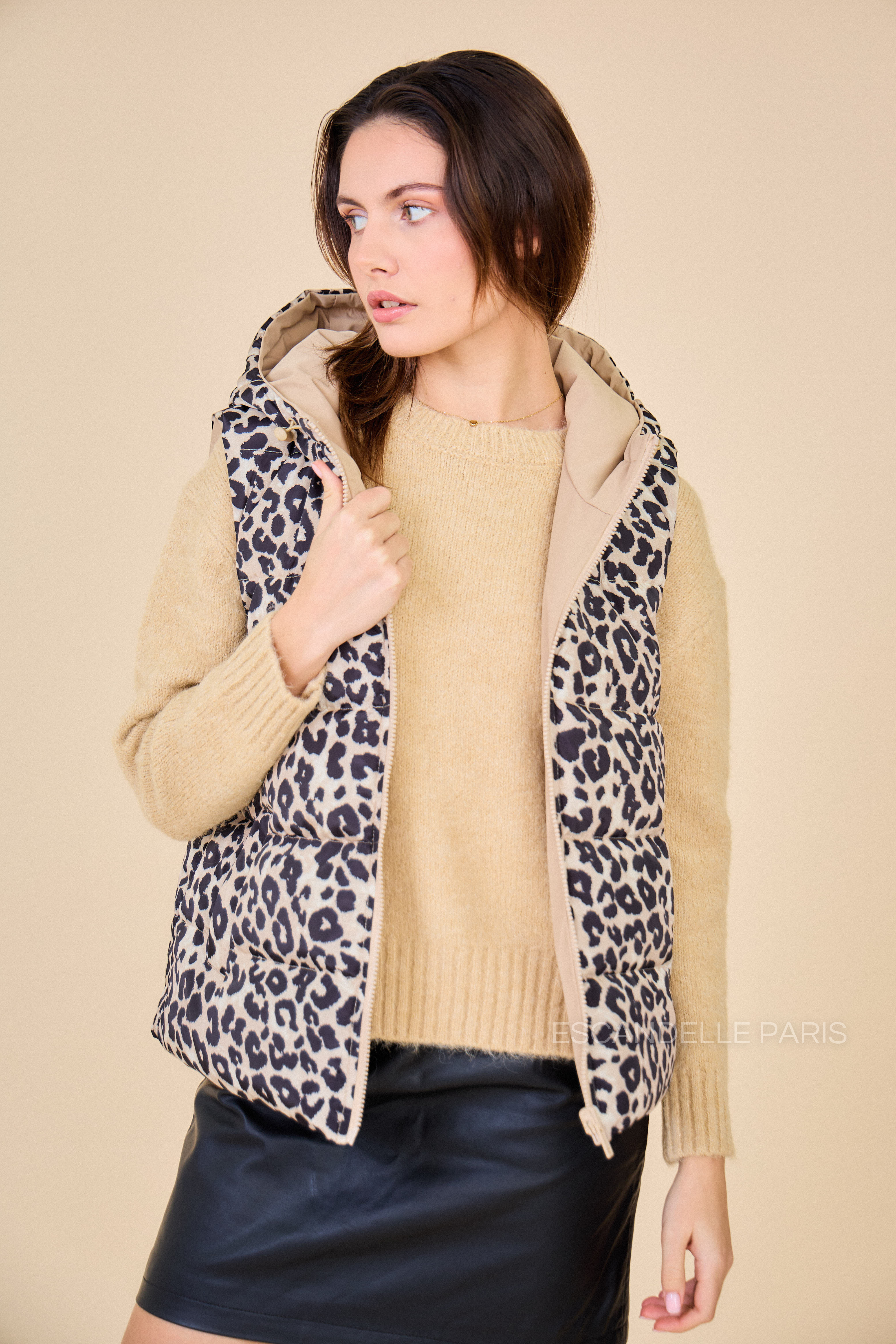 ELLA - Chaqueta reversible de plumas de leopardo sin mangas