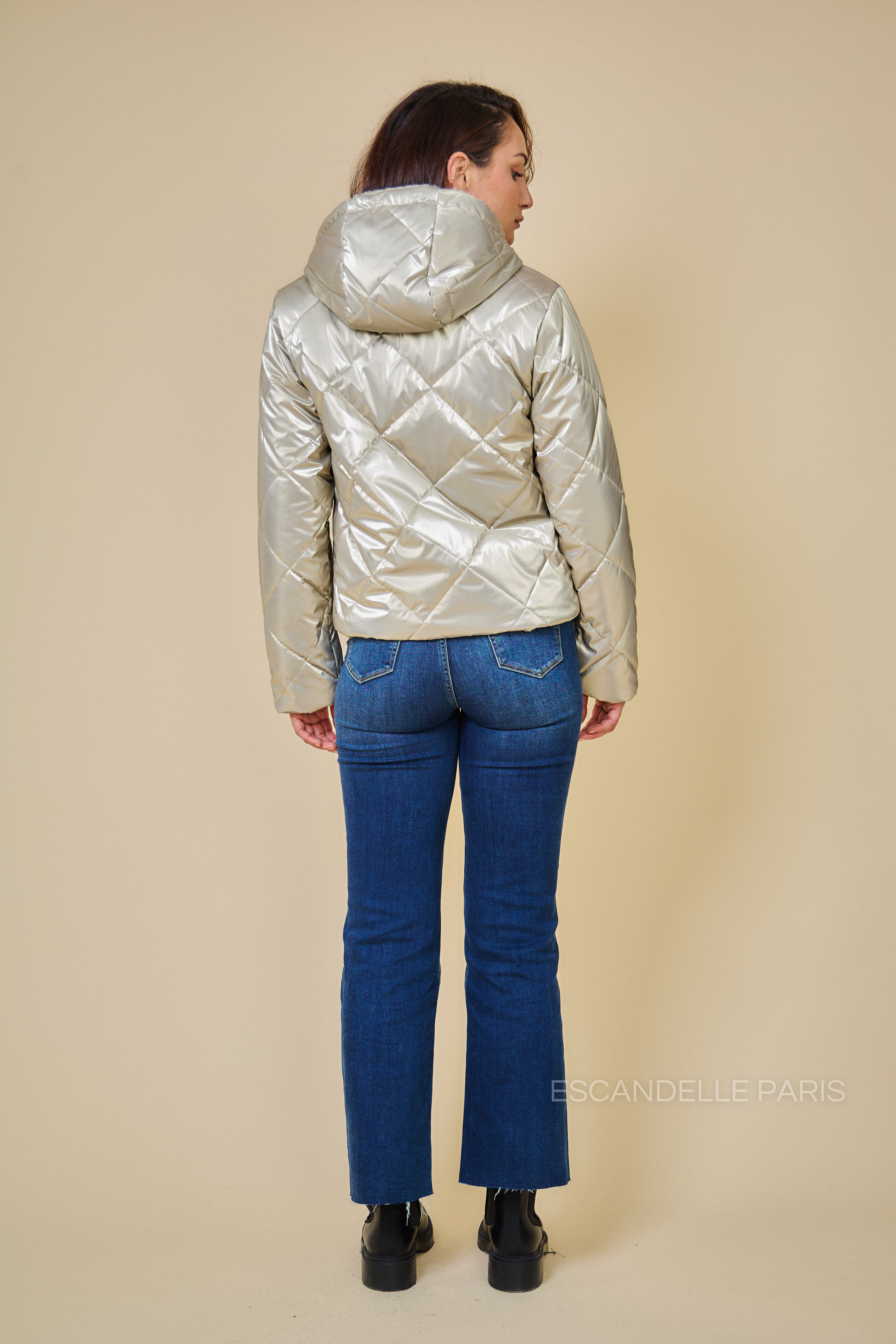 Parka Escandelle JUDY – vue de dos – finition brillante, coupe droite et matière réversible chaude.
#couleur_or