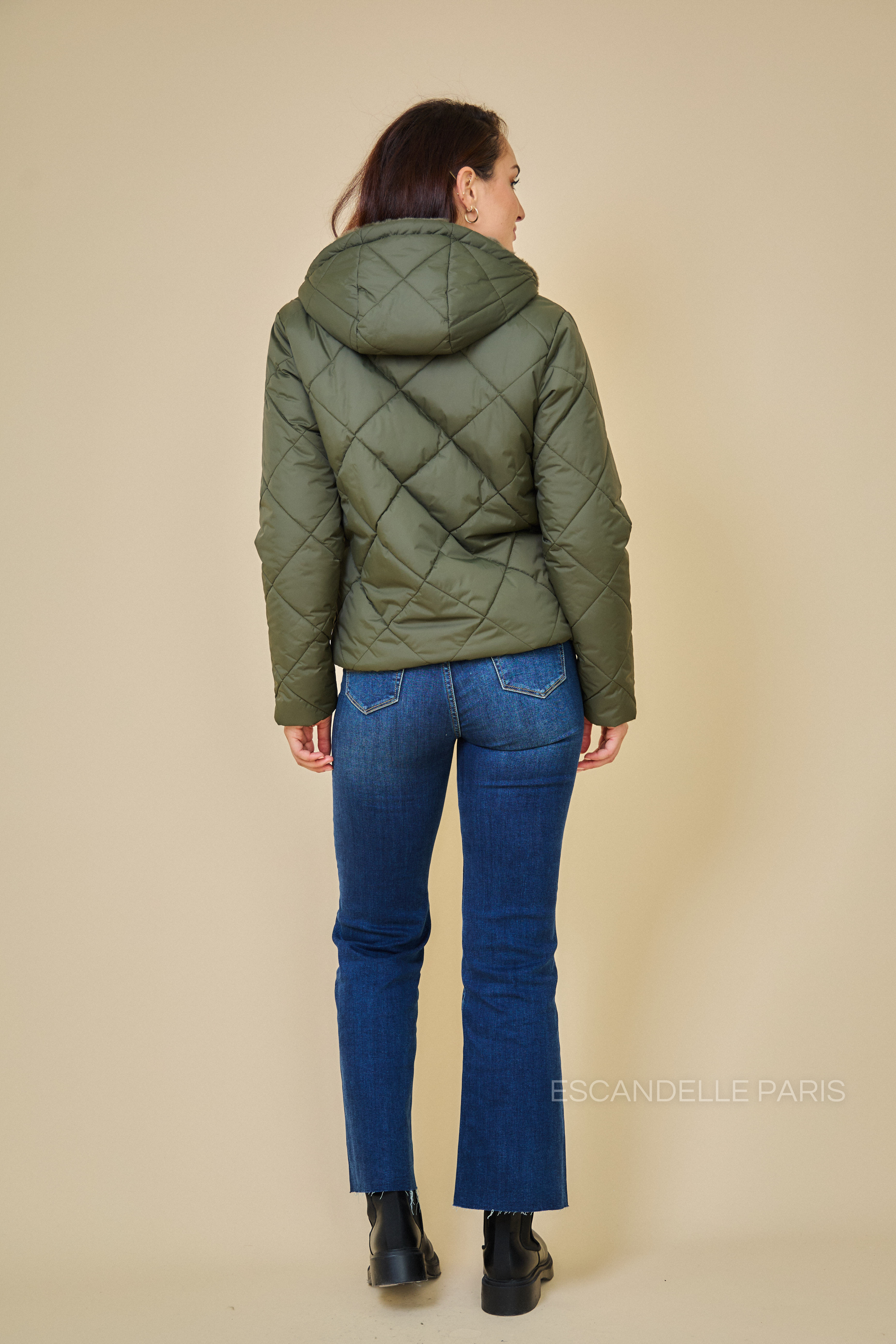 Parka Escandelle JUDY – vue de dos – kai, coupe droite et matière réversible chaude.
#couleur_kaki