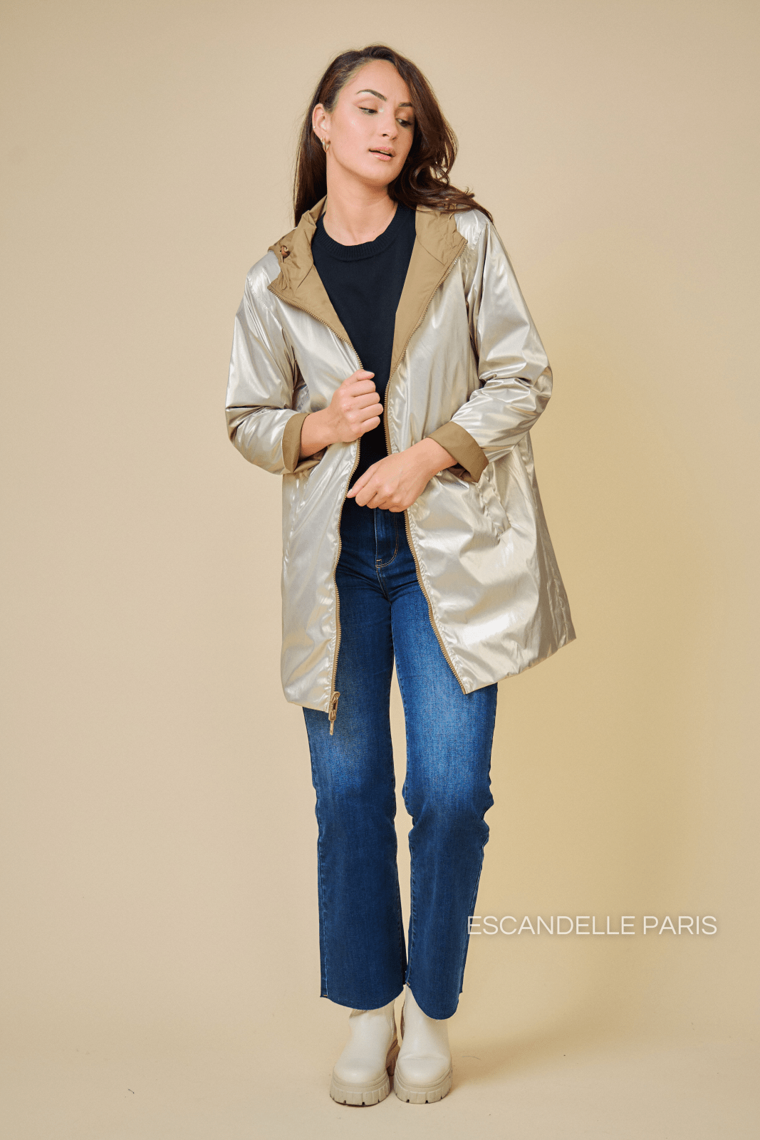JUNE - Parka Taupe - Escandelle (Vue de face - silhouette entière - côté réversible imperméable doré)
#couleur_taupe