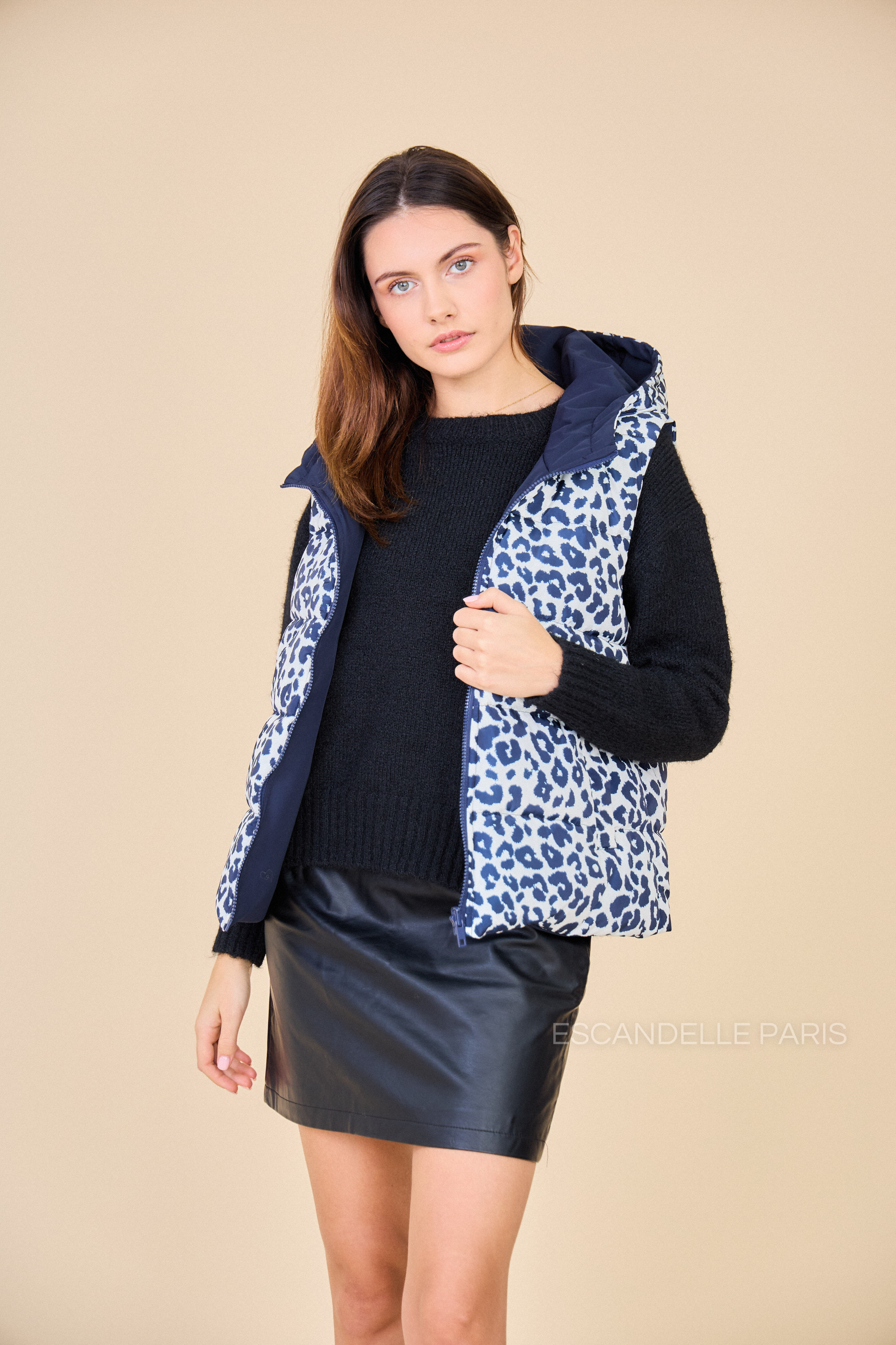ELLA - Chaqueta reversible de plumas de leopardo sin mangas
