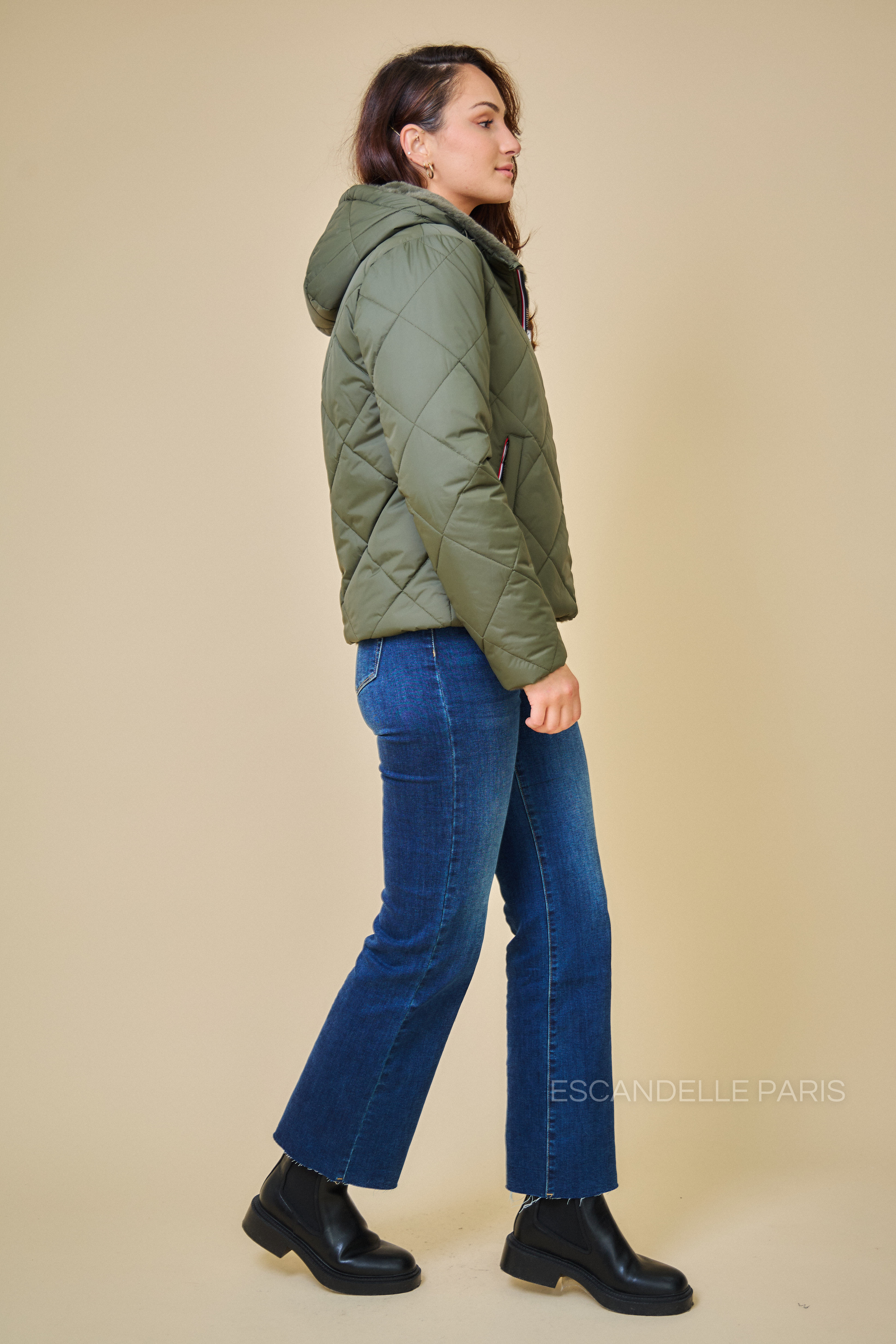 Parka JUDY Escandelle – profil droit – face fausse fourrure douce, coupe moderne et féminine.
#couleur_kaki