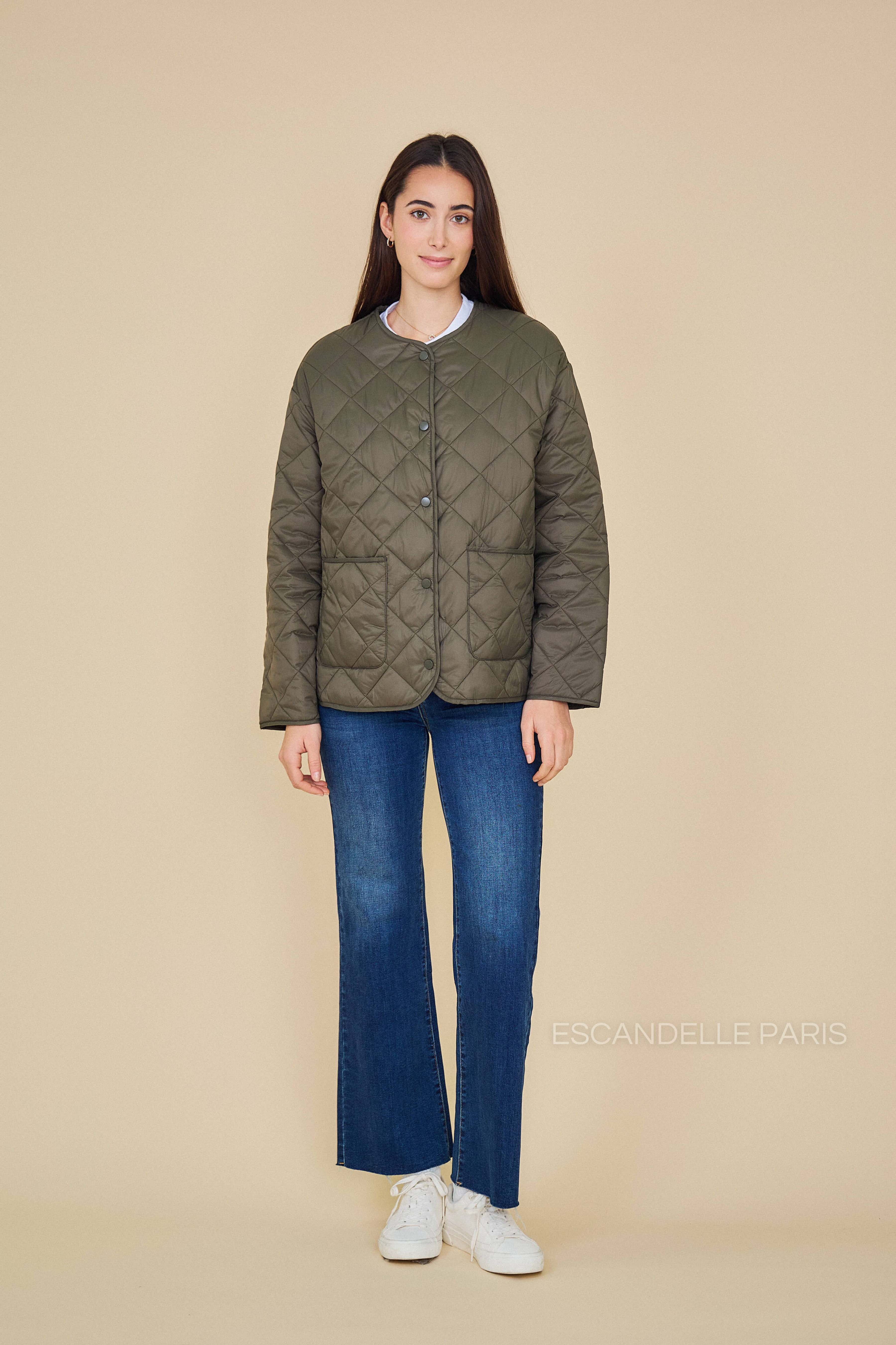 Veste VICTOIRE Escandelle – veste matelassée kaki chic et légère, parfaite pour la mi-saison.
#couleur_kaki