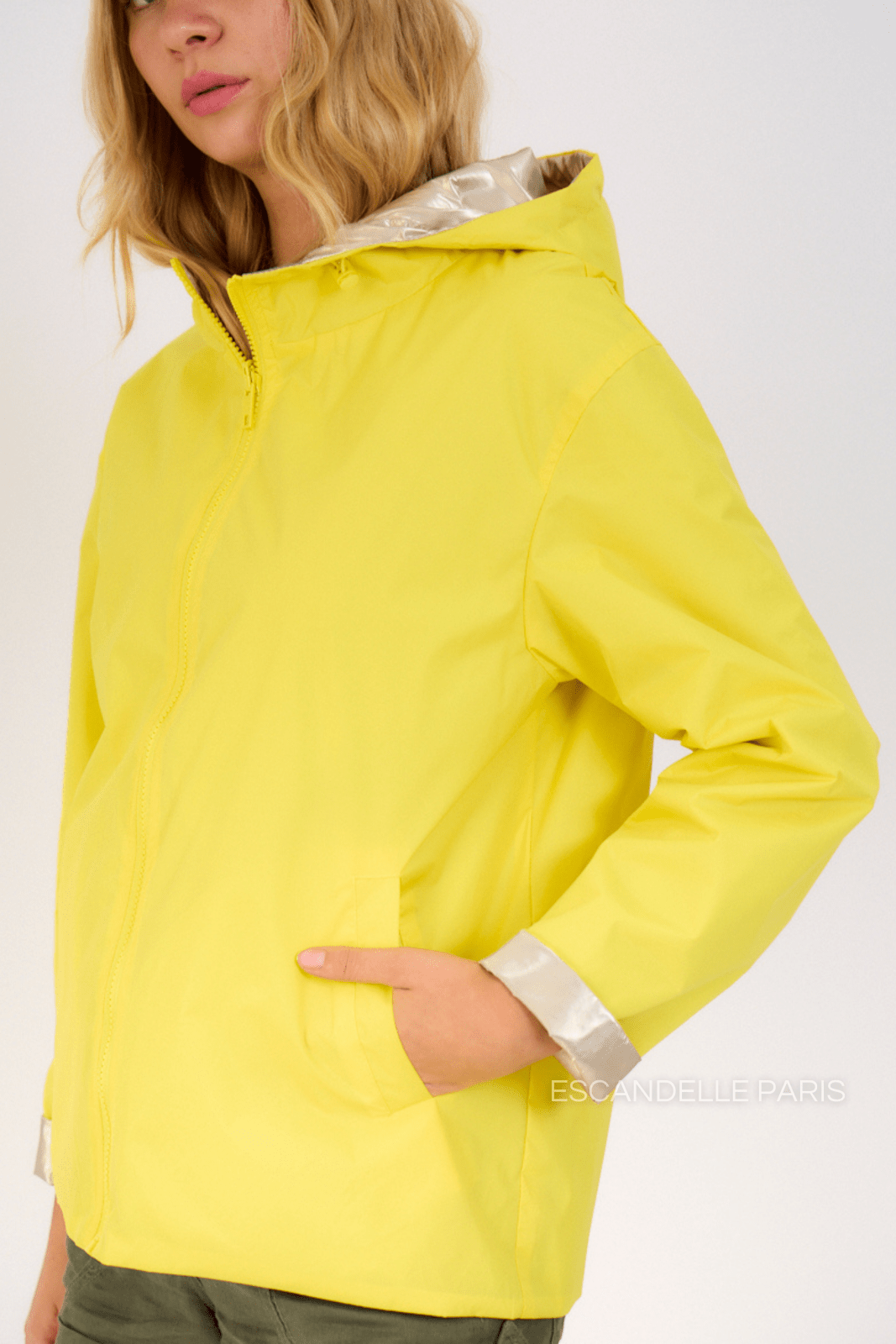 APRIL - Parka Courte Réversible Jaune - Escandelle (Gros plan sur les détails et matières)
#couleur_jaune