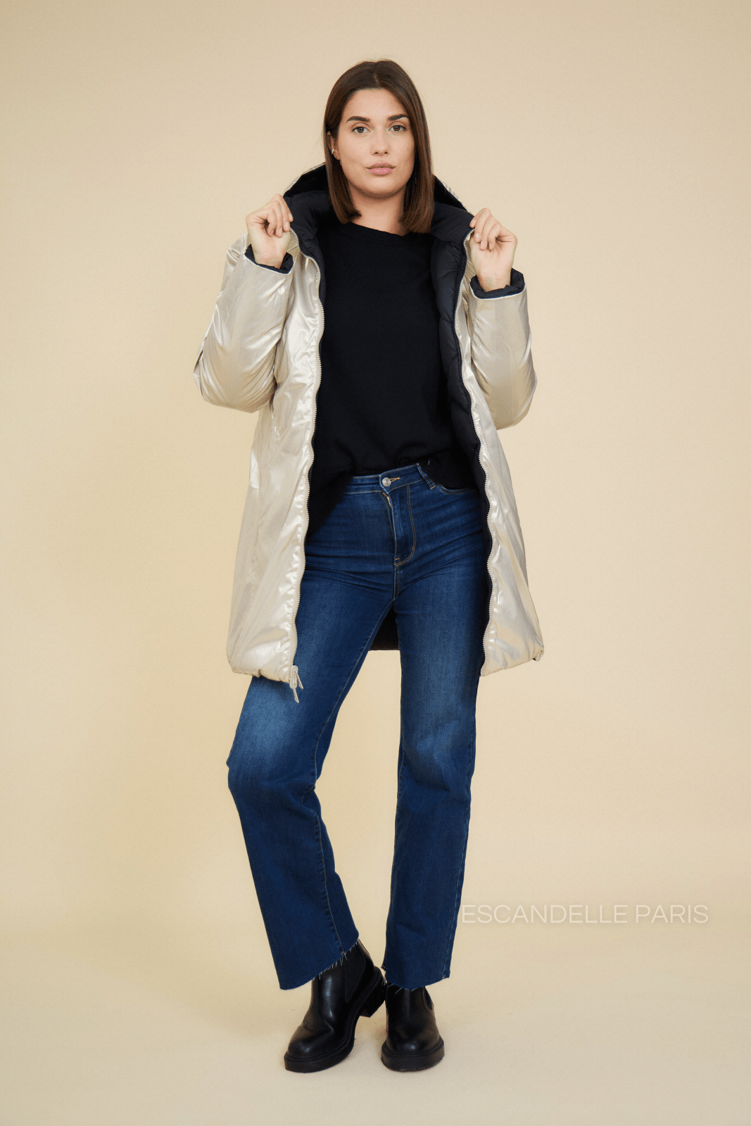 ROMANE - Doudoune Noir - Escandelle (Vue de face - silhouette entière - doudoune imperméable réversible côté dorée)
#couleur_noir