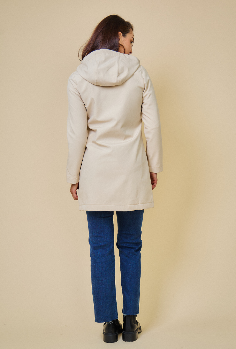 Parka SIENNA Escandelle – vue de dos – manteau softshell beige à coupe cintrée, design épuré et fonctionnel.
#couleur_beige