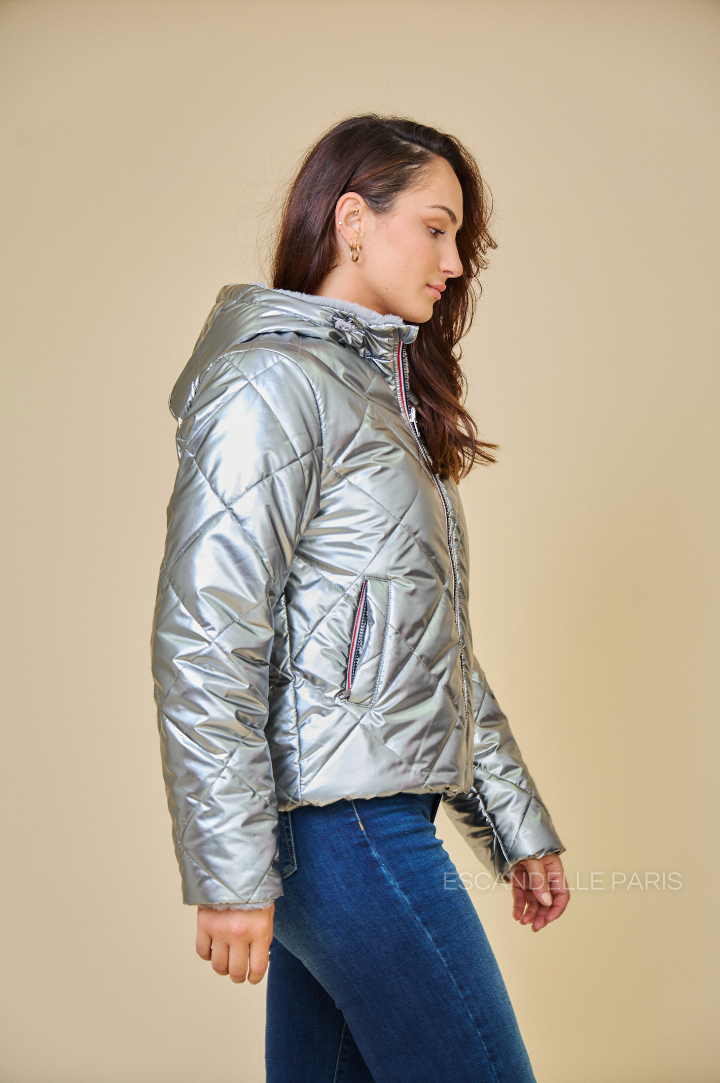 Parka JUDY Escandelle – profil droit – face fausse fourrure douce, coupe moderne et féminine argent.
#couleur_argent
