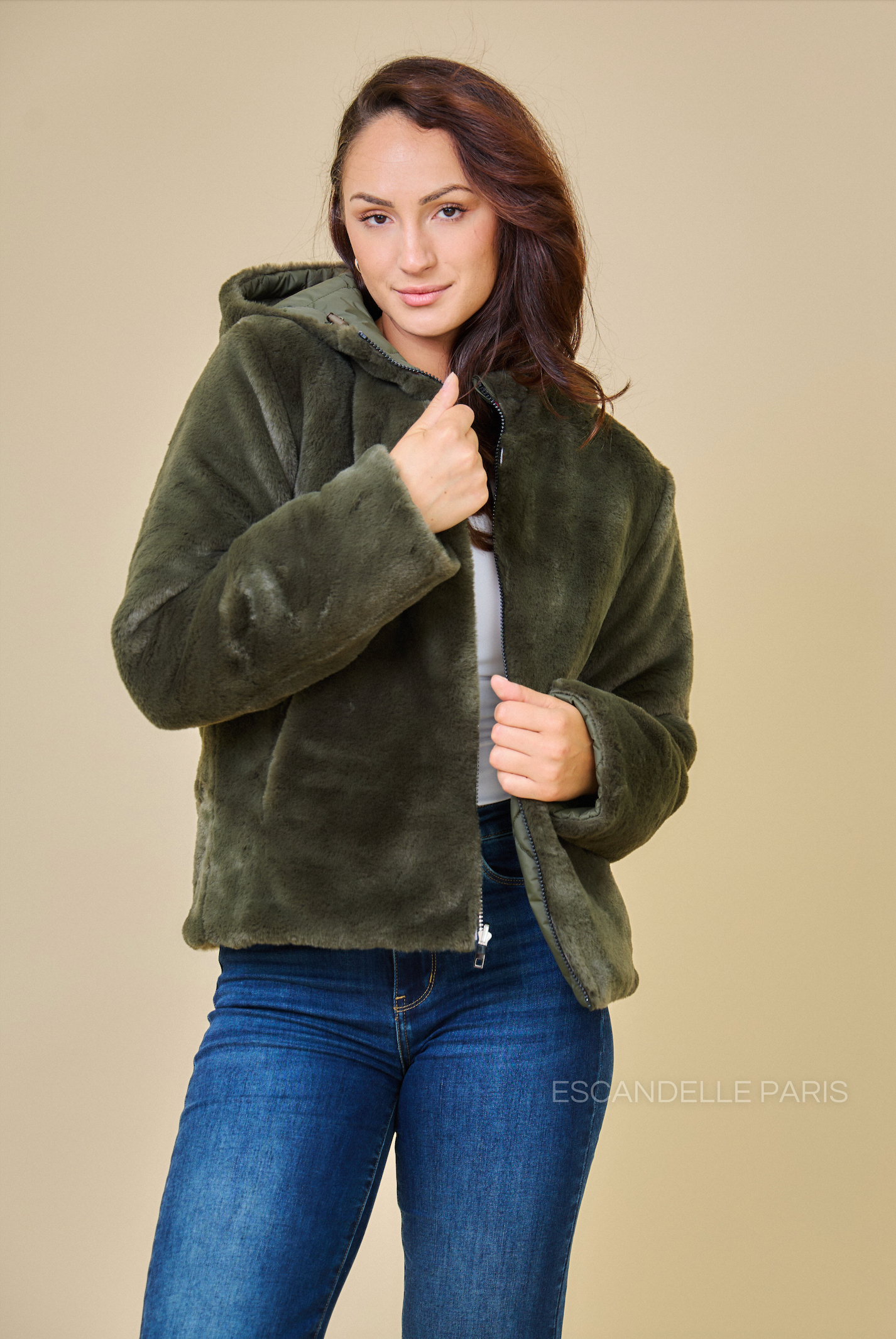 Parka JUDY Escandelle – manteau réversible kaki et intérieur pelucheux, style urbain chic.
#couleur_kaki
