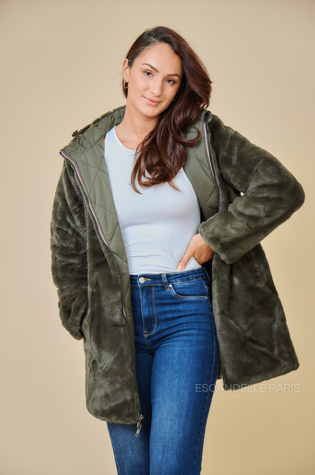 GEMMA - Parka Kaki - Escandelle (Vue de face - portrait - côté réversible fourrée)
#couleur_kaki