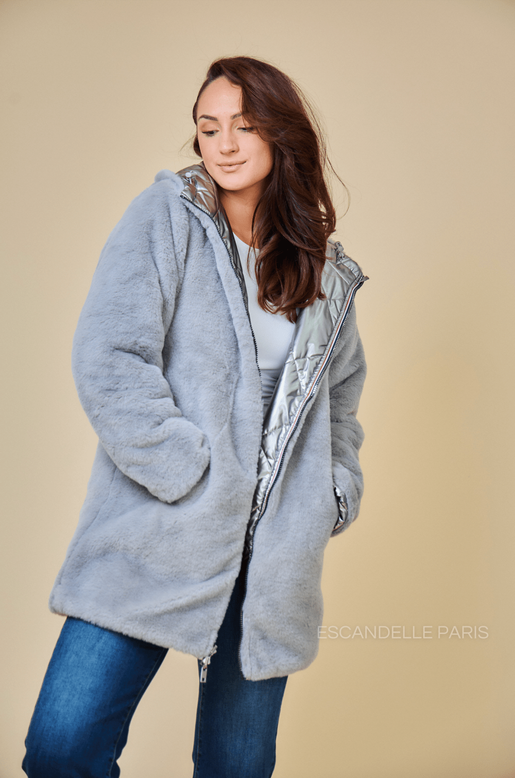 GEMMA - Parka Argent - Escandelle (Vue de face - portrait - côté réversible fourrée)
#couleur_argent