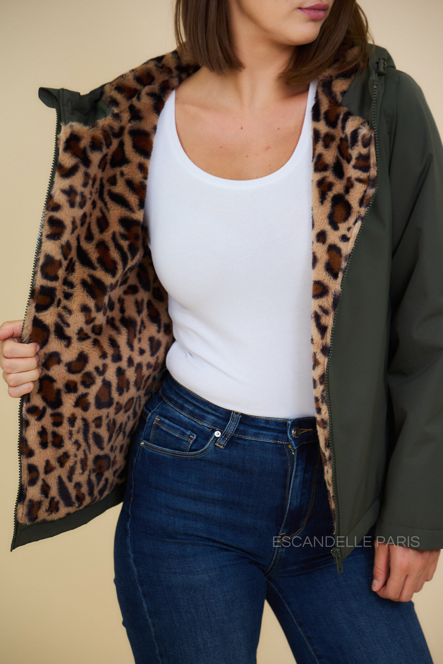 Zoom parka ANAE Escandelle – tissu kaki déperlant et doublure intérieure en fausse fourrure léopard ultra-douce.
#couleur_kaki