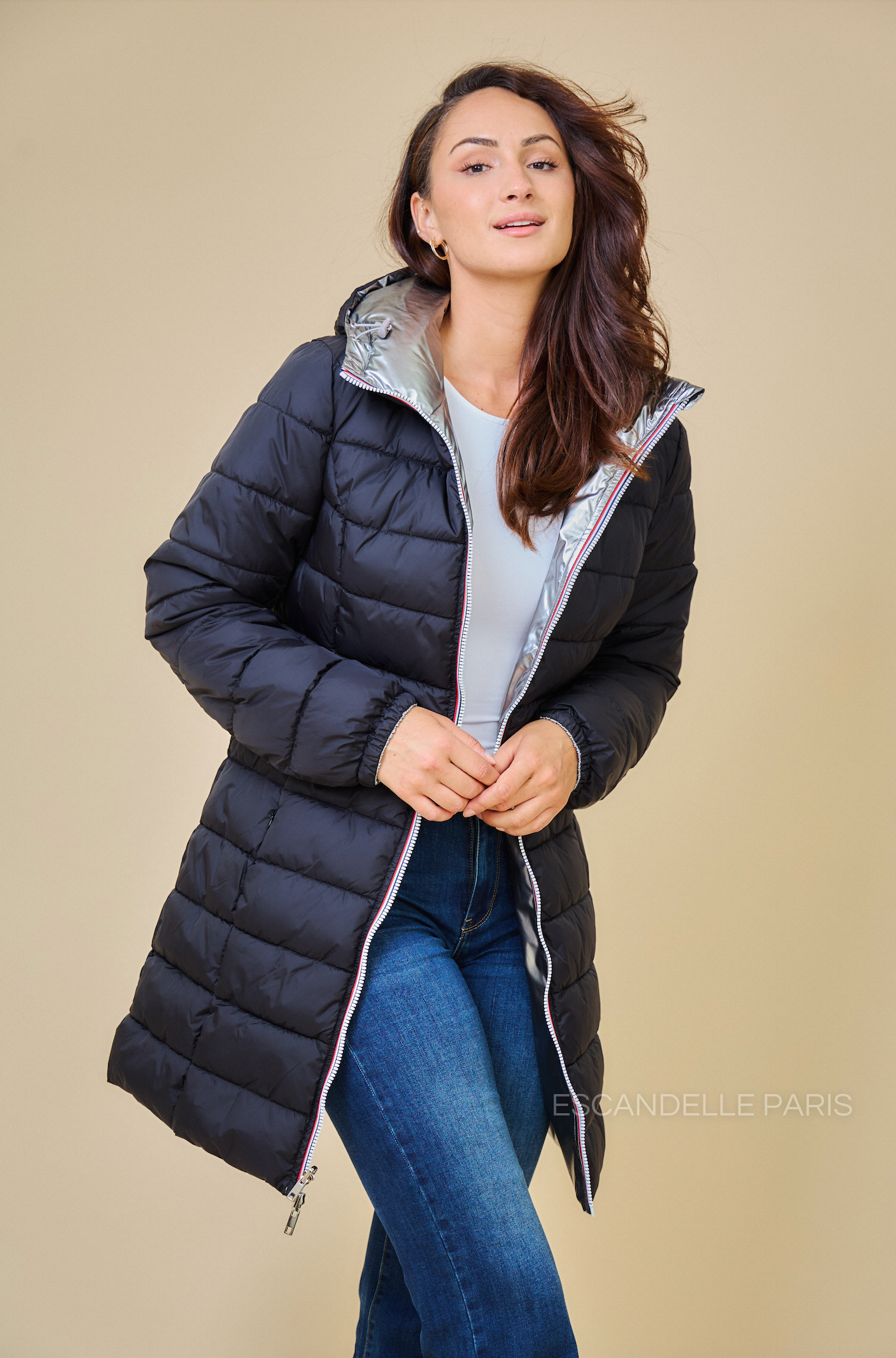 Doudoune SIXTINE Escandelle – doudoune longue femme argenté réversible côté noir, coupe droite et élégante.
#couleur_argent