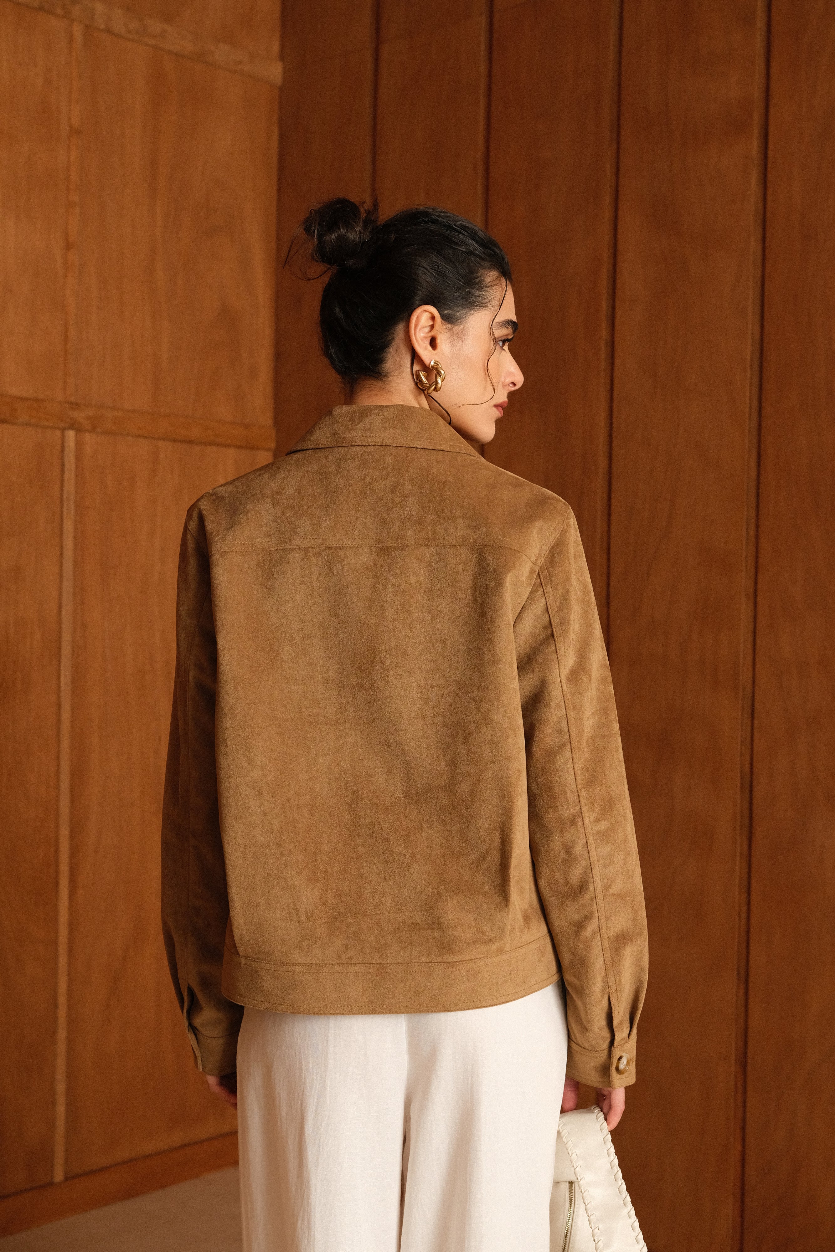 veste suédine droite col français et poches plaquées femme, dos
#couleur_camel