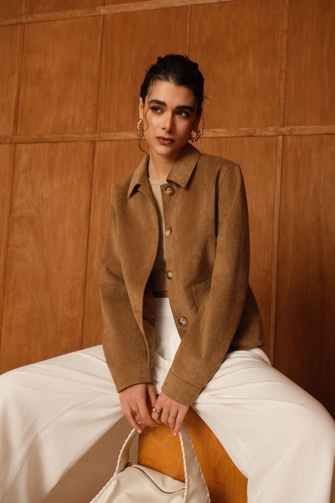 SABINA - Veste Camel - Escandelle (Vue de face - portrait - mannequin assise sur une chaise)
#couleur_camel