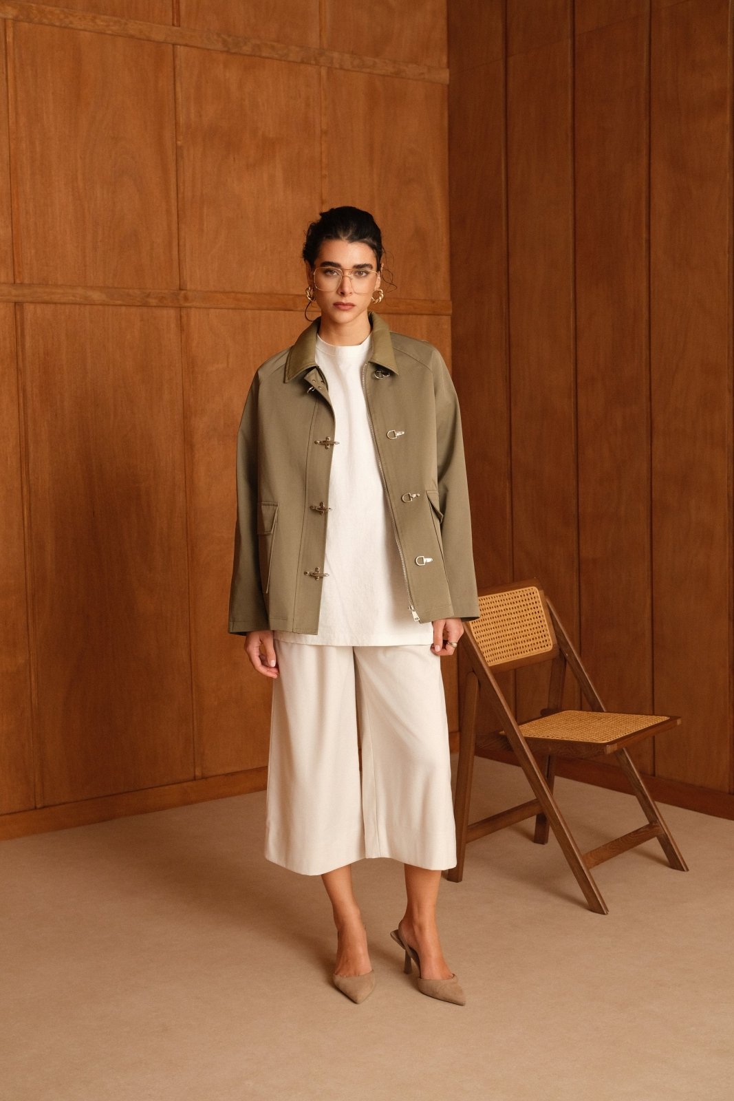 SERELLE veste droite déperlante col similicuir zippée kaki femme - Escandelle Paris (silhouette zip ouvert)
#couleur_kaki