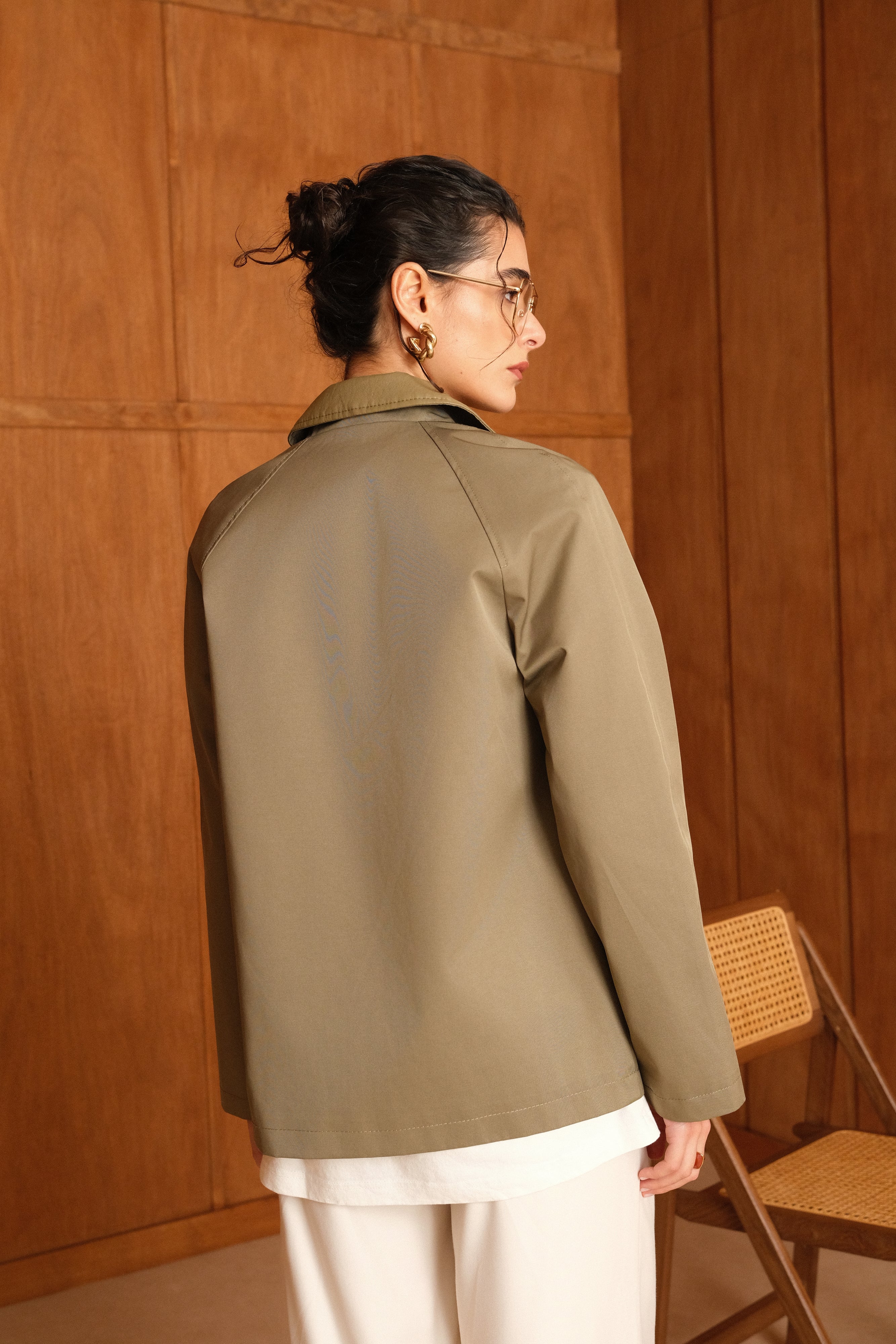 Veste bi-matière longueur bas des hanches, poches plaquées à rabats, col français en similicuir, empiècement haut, fermeture à glissière métallique et attaches métalliques, dos
#couleur_kaki