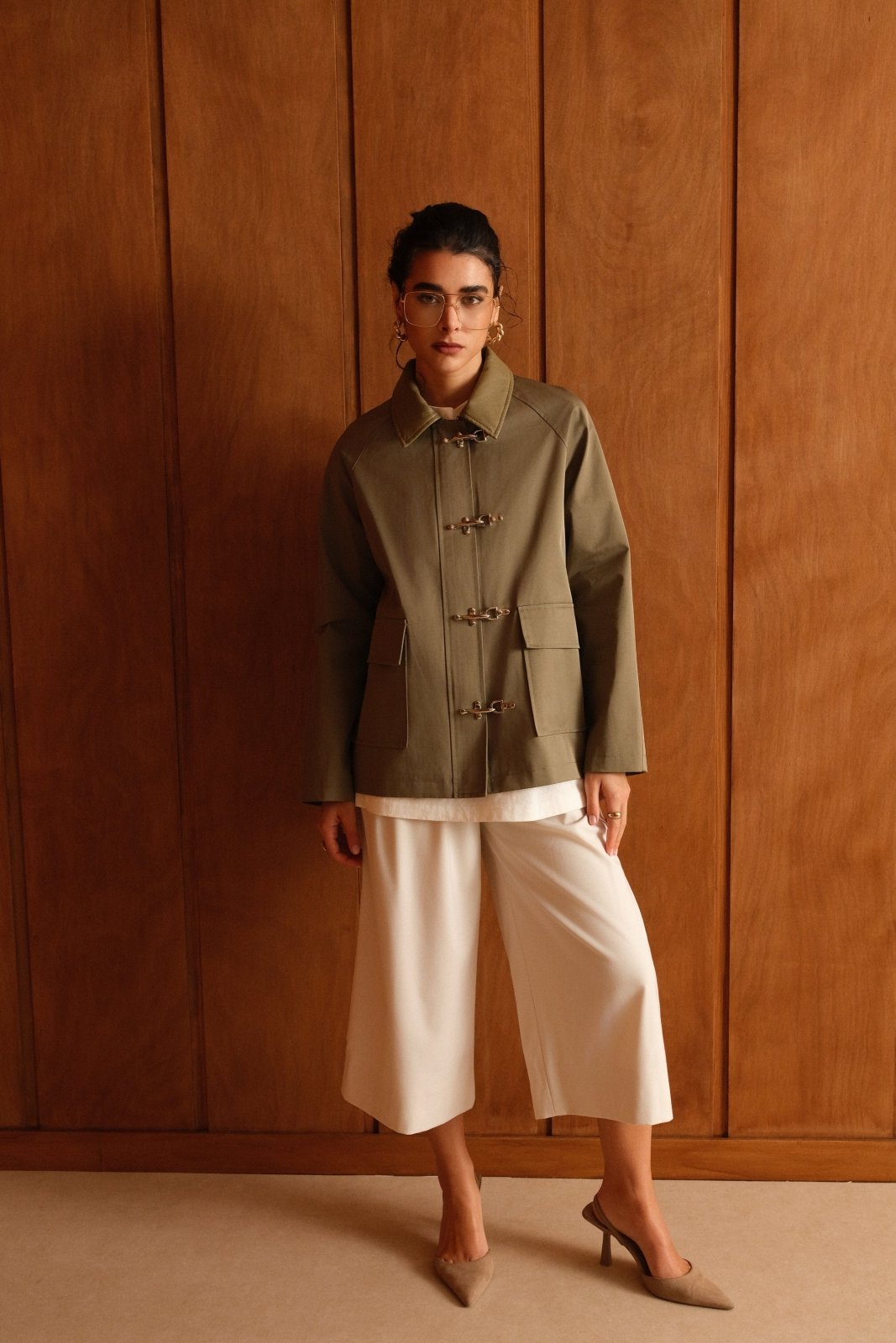 SERELLE - Veste Kaki - Escandelle (Vue de face - silhouette entière - veste zip fermée)
#couleur_kaki