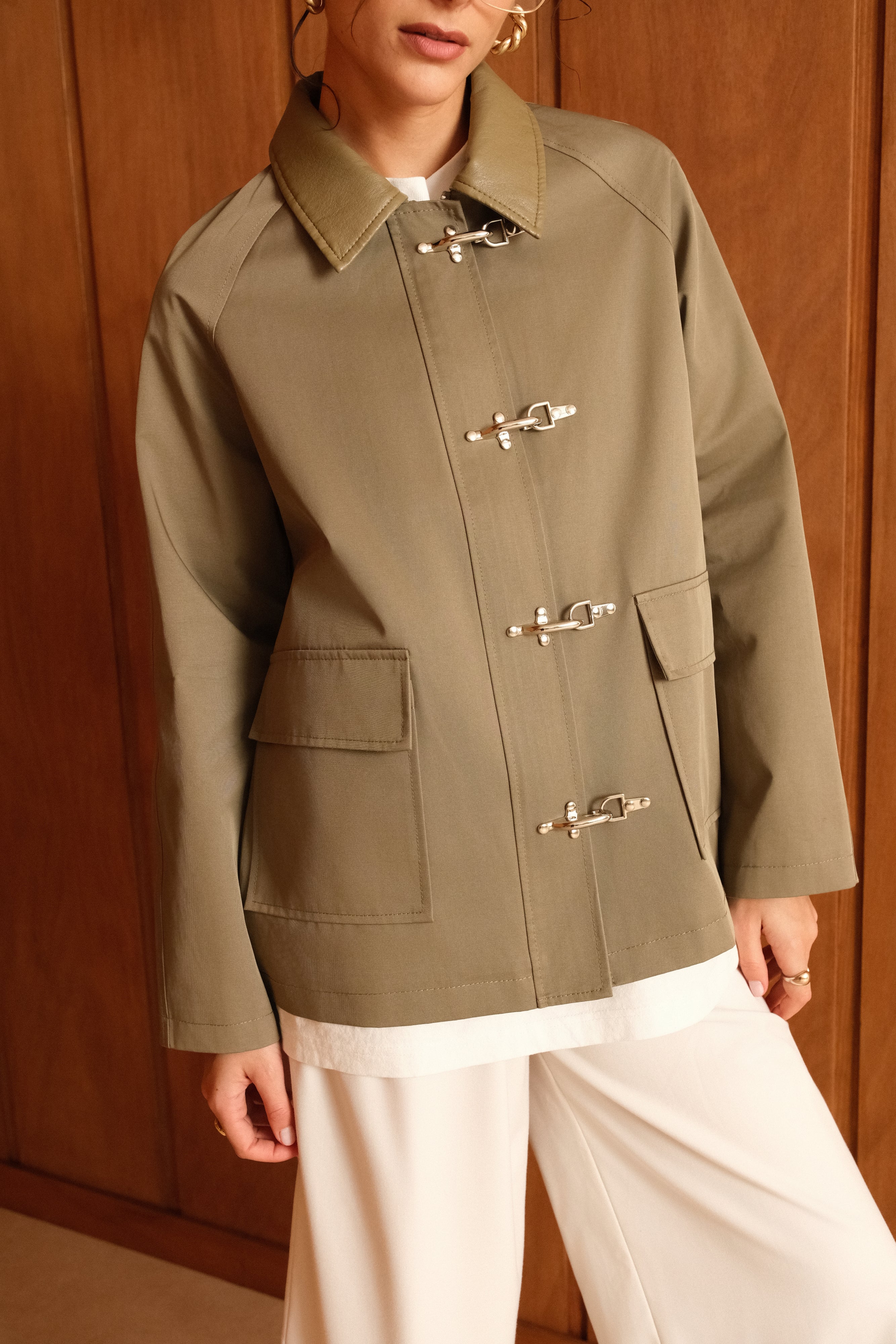 Veste bi-matière longueur bas des hanches, poches plaquées à rabats, col français en similicuir, empiècement haut, fermeture à glissière métallique et attaches métalliques, zoom devant
#couleur_kaki