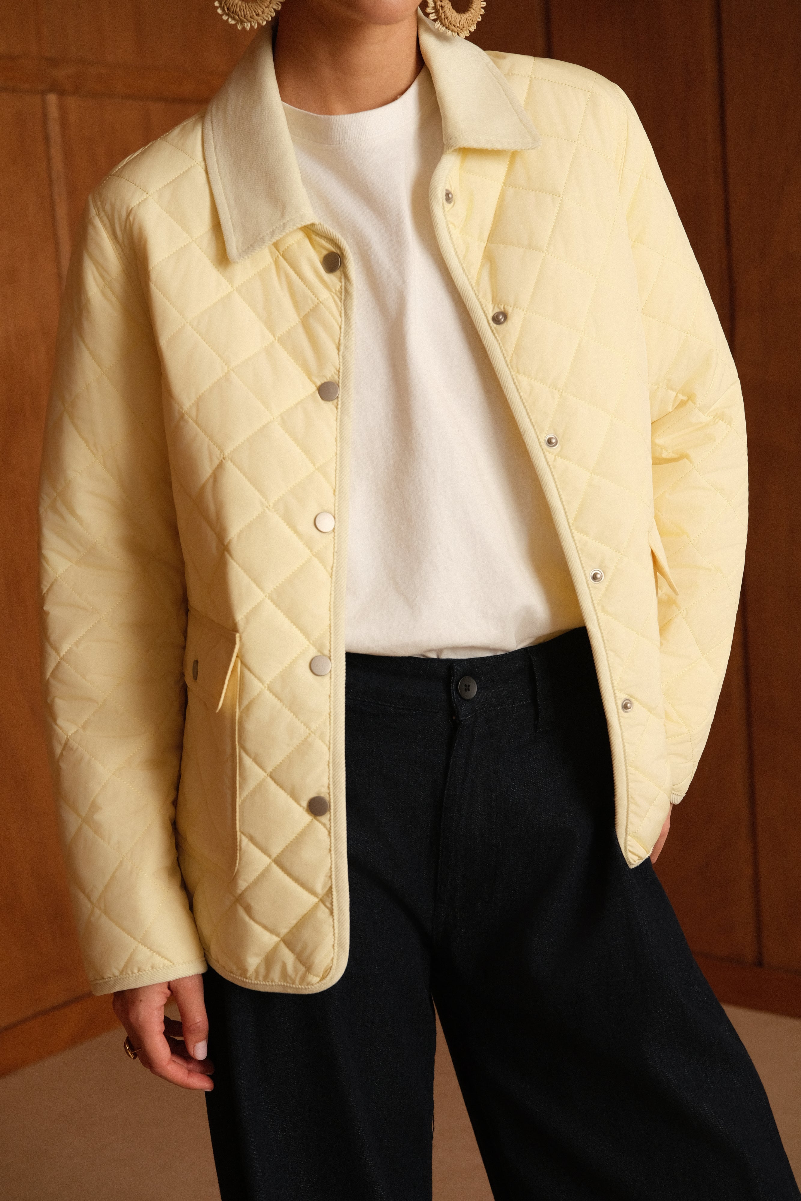 veste matelassée boutonnées, bi-matière, col français, poches plaquées à rabats et bouton pression, devant
#couleur_jaune