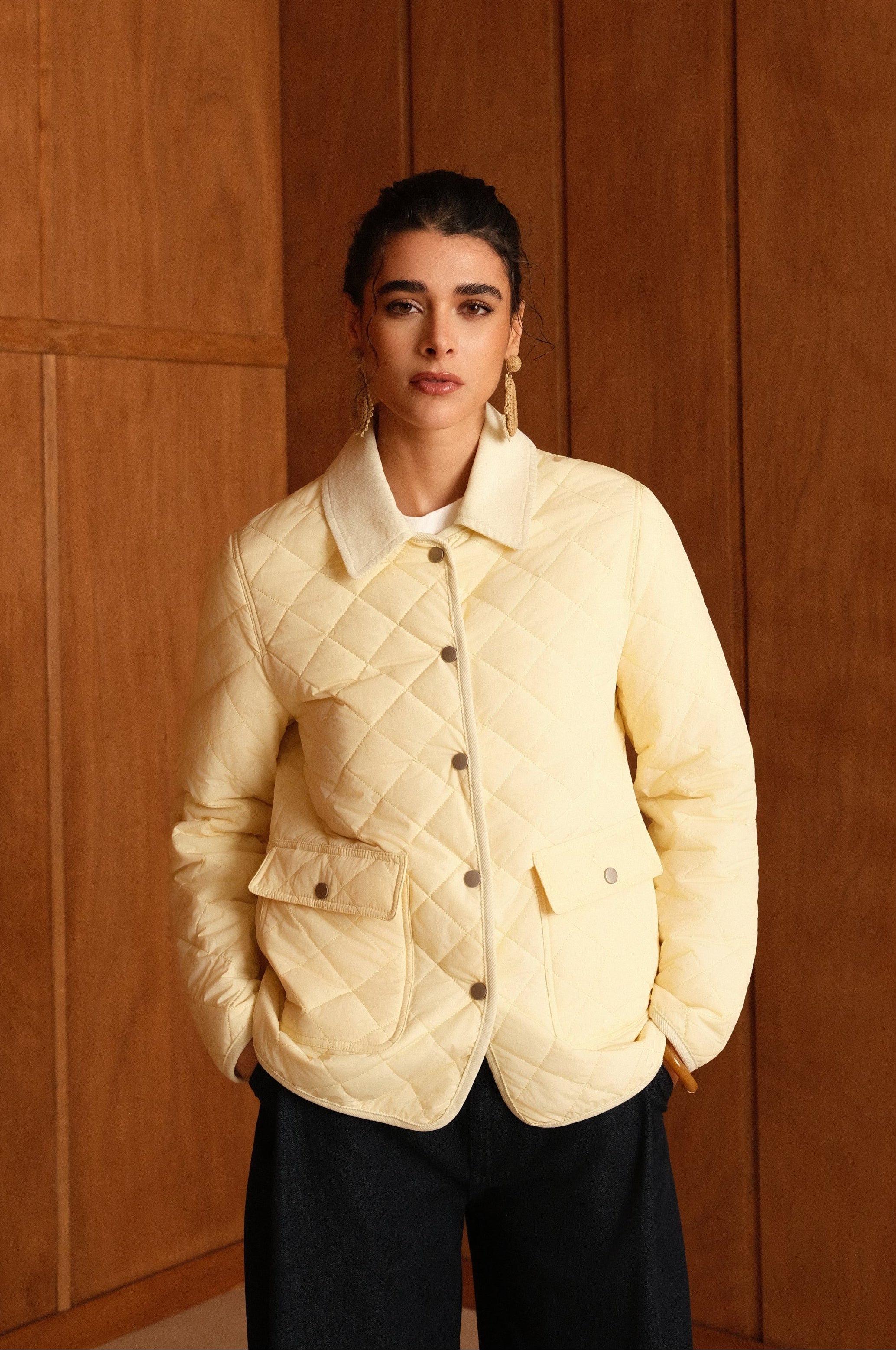 veste matelassée boutonnées, bi-matière, col français, poches plaquées à rabats et bouton pression, devant
#couleur_jaune