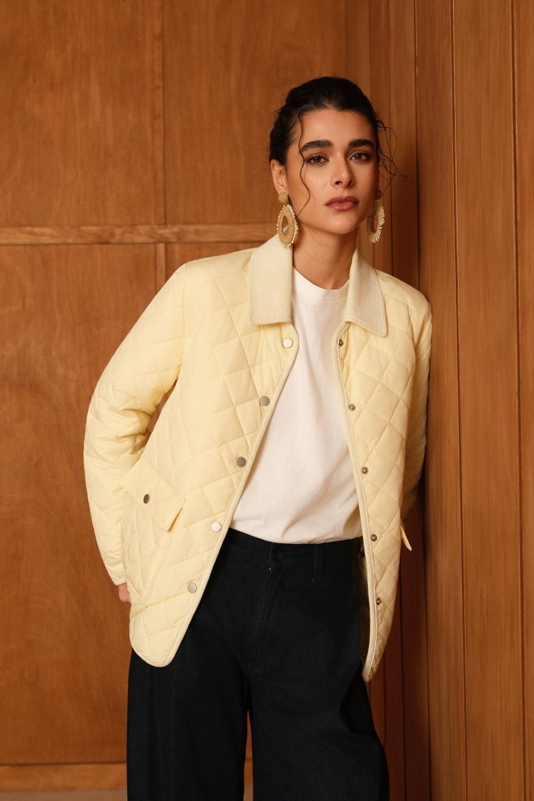 RAVELLE - Veste Jaune - Escandelle (Vue de face - portrait - veste bouton ouvert)
#couleur_jaune