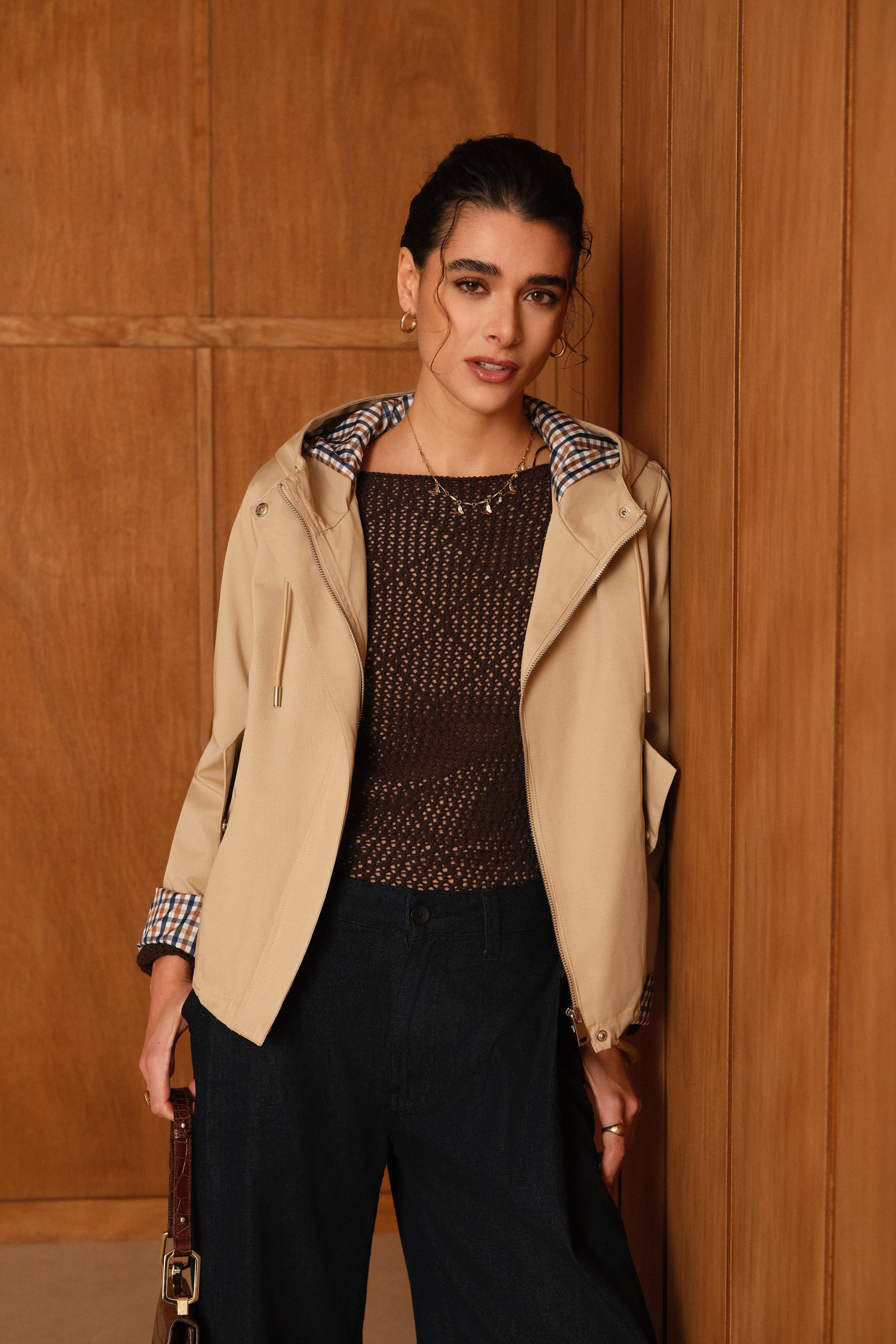 veste coton imperméable à capuche cordons, doublure à carreaux, poches à rabats et bouton pression, fermeture à glissière métallique cachée, bas avec élastique, devant
#couleur_beige