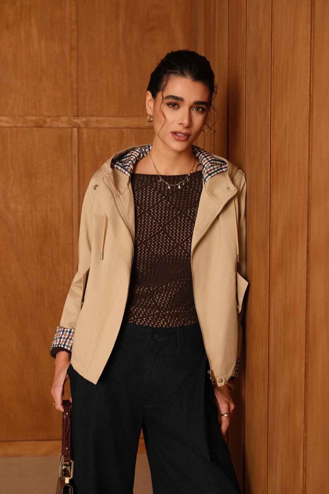 AMIRA - Parka Beige - Escandelle (Vue de face - portrait - parka zip ouvert)
#couleur_beige