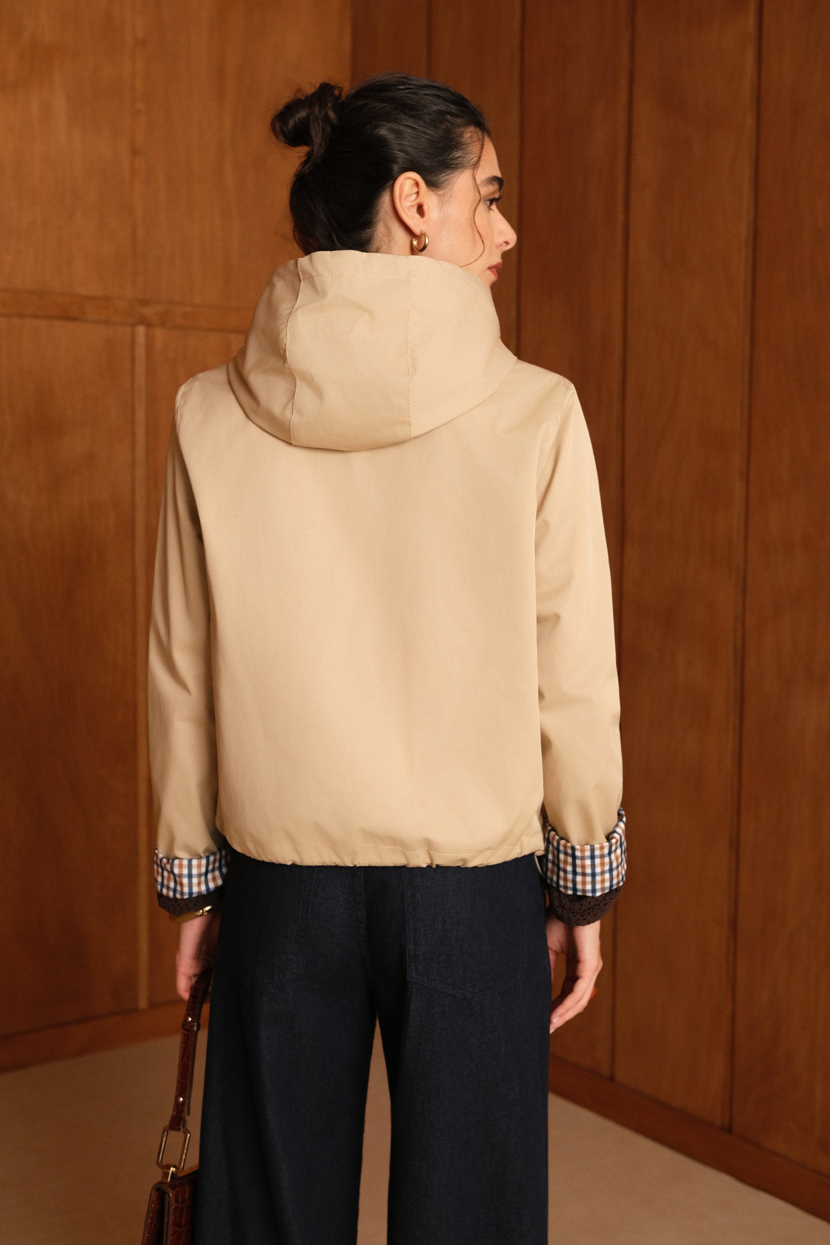 veste coton imperméable à capuche cordons, doublure à carreaux, poches à rabats et bouton pression, fermeture à glissière métallique cachée, bas avec élastique, dos
#couleur_beige