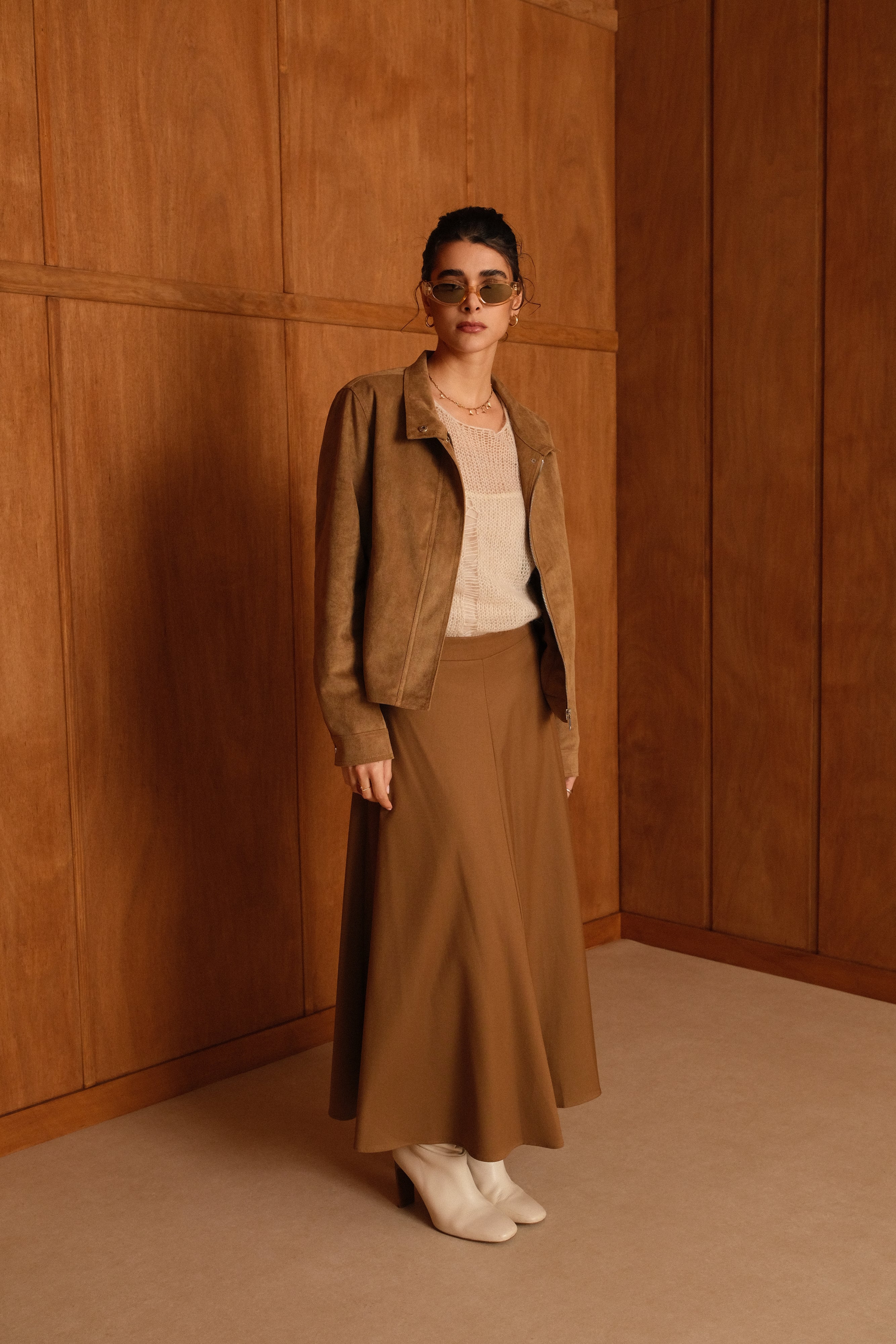 veste en suédine simple, col montant, fermeture à glissière métallique cachée, devant
#couleur_camel